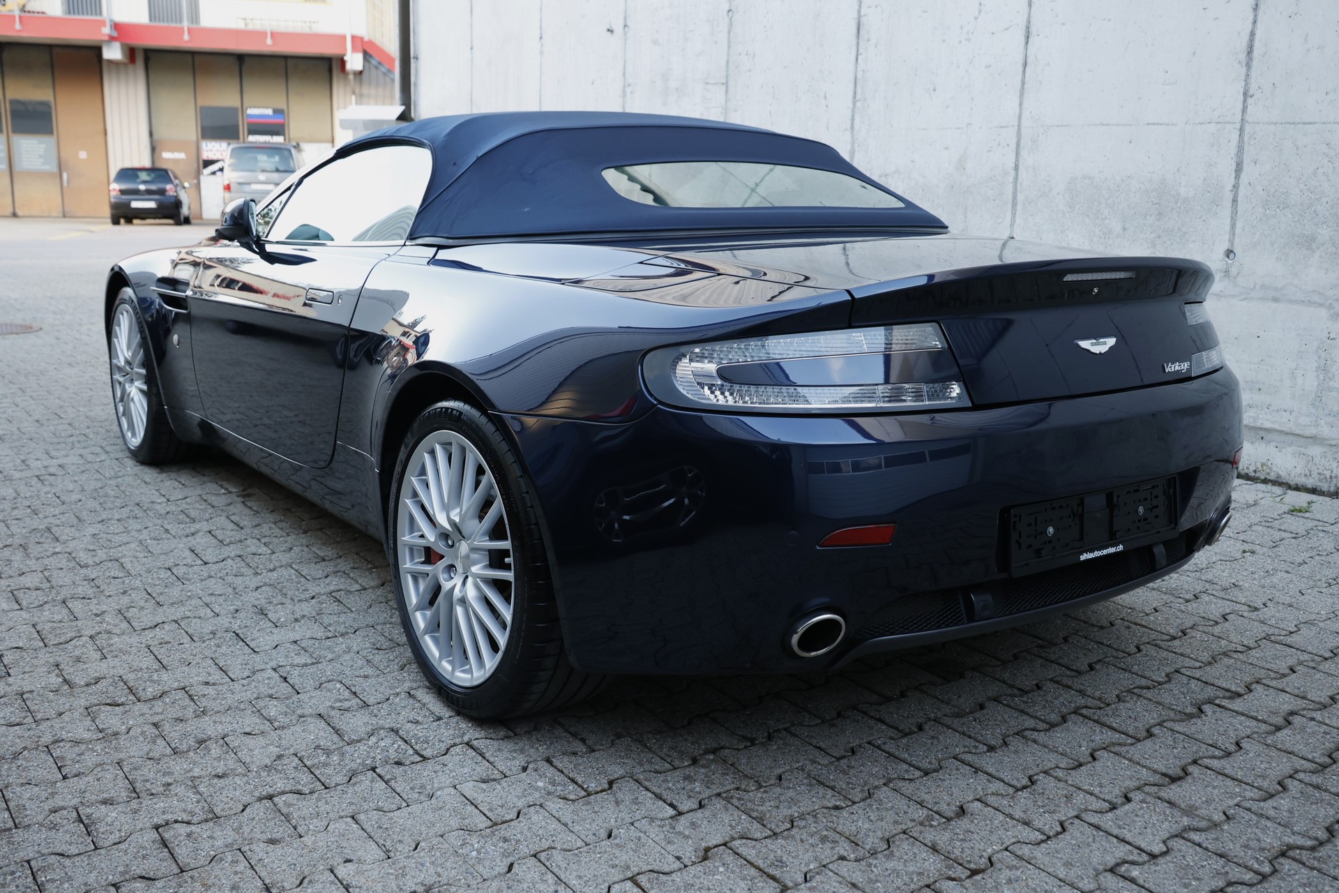 ASTON MARTIN V8 Vantage 4.7 Sportshift-showroom-element-1