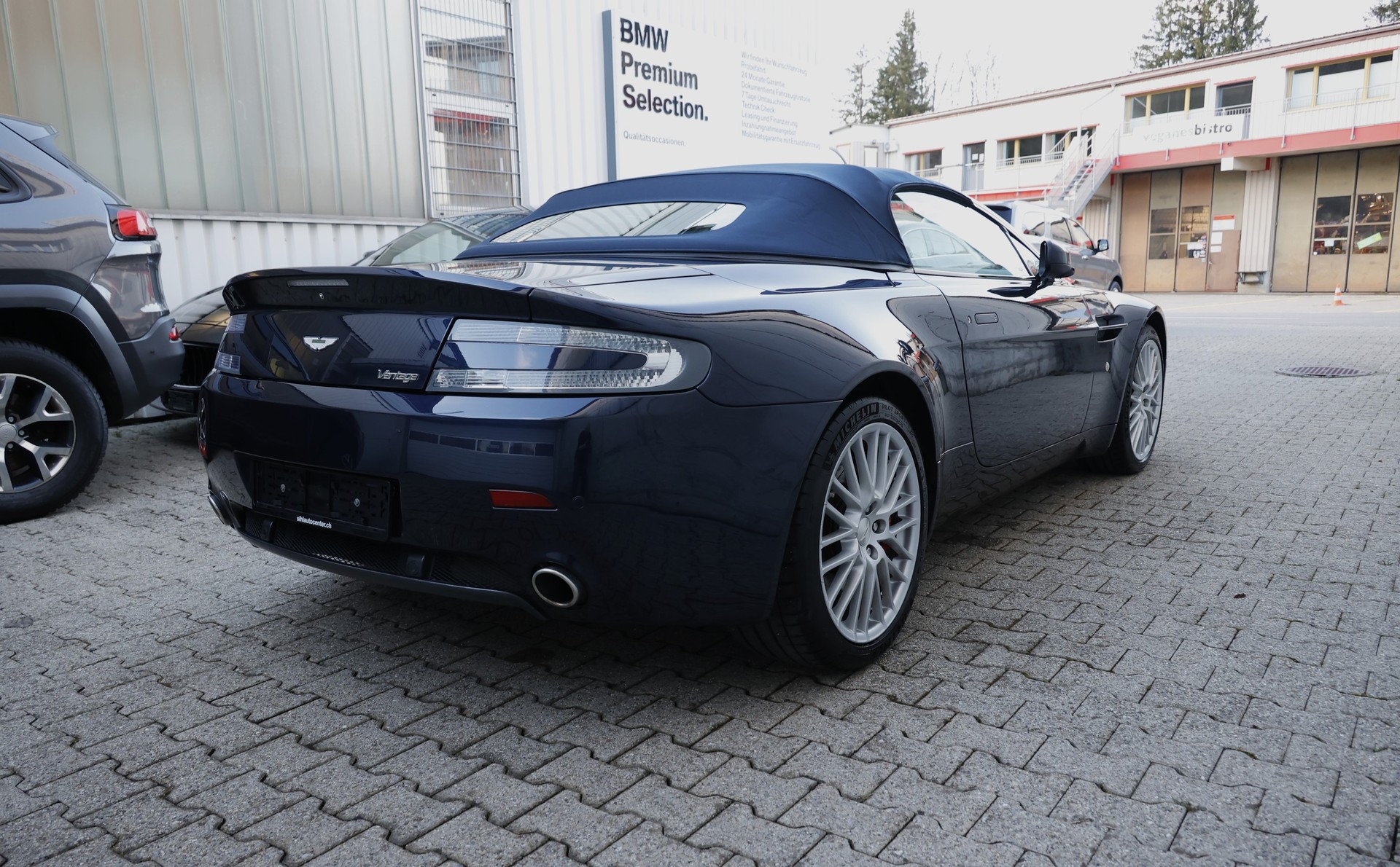ASTON MARTIN V8 Vantage 4.7 Sportshift-showroom-element-3