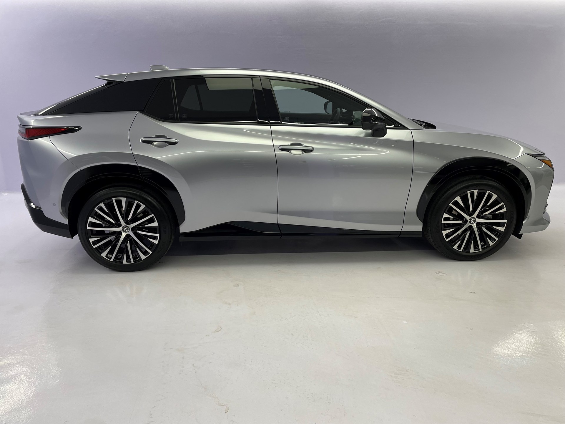 LEXUS RZ 450e Excellence Direct4 Electric-showroom-element-2