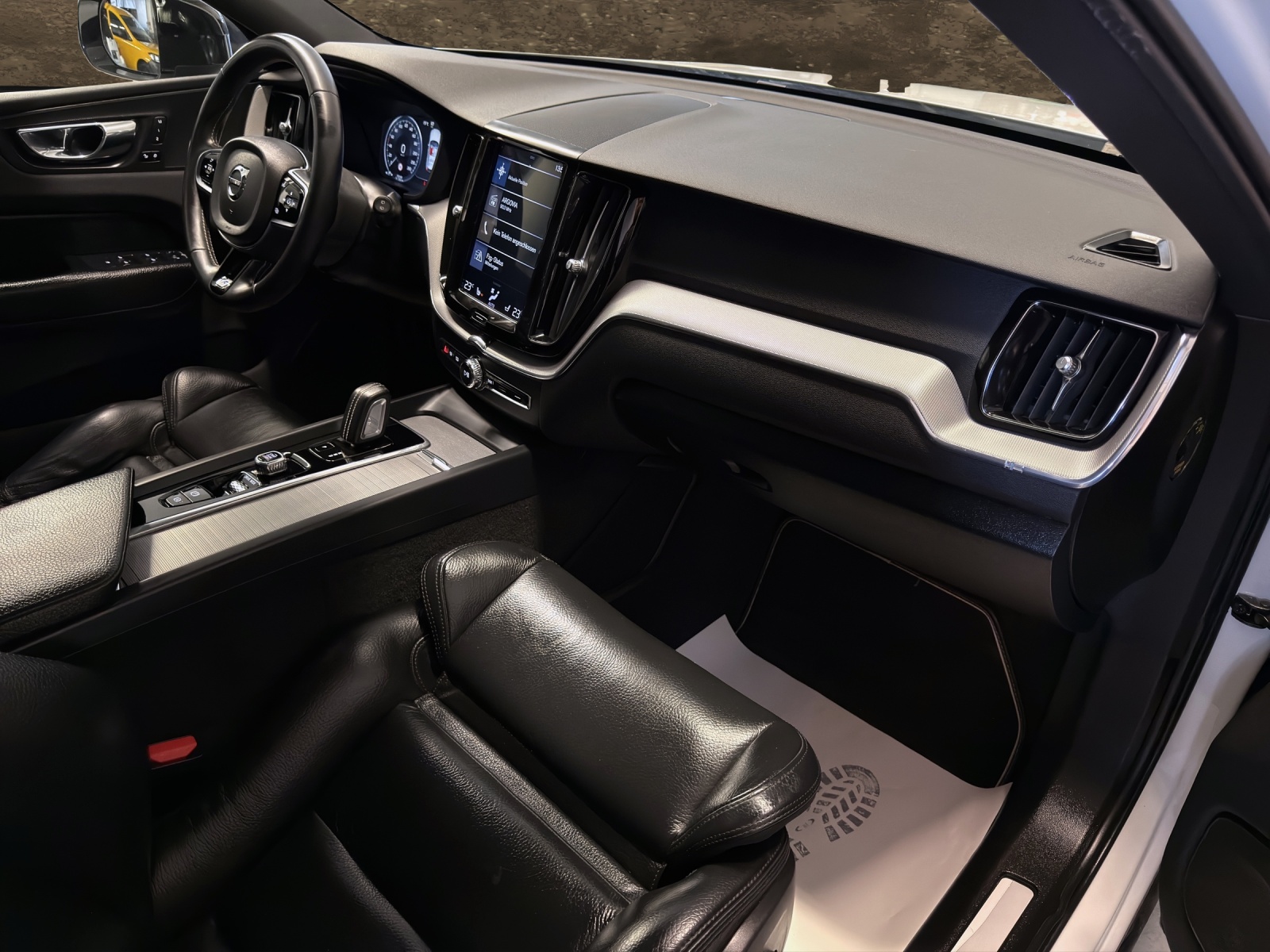 VOLVO XC60 T8 eAWD R-Design Expression Geartronic-image-12
