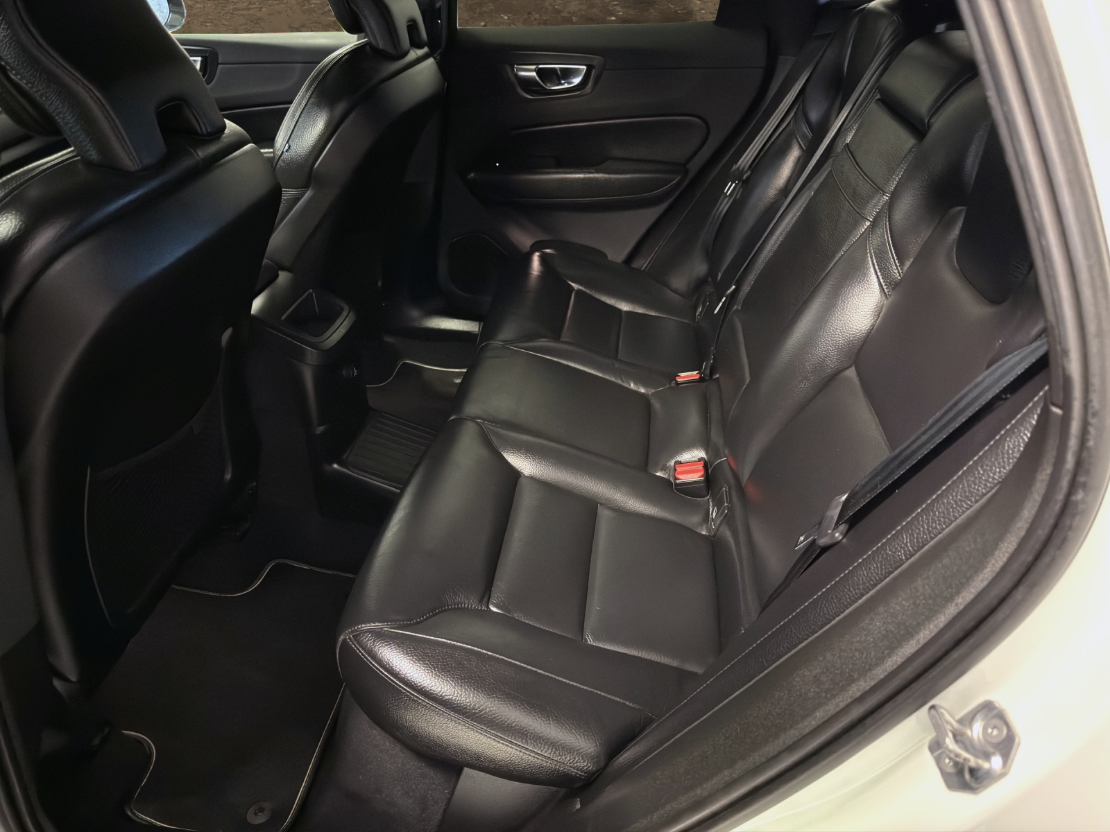 VOLVO XC60 T8 eAWD R-Design Expression Geartronic-image-9