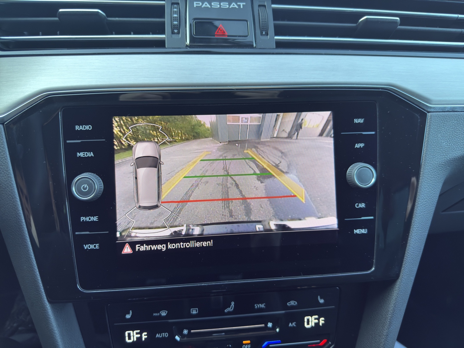 VW Passat 2.0 TDI BMT Elegance 4Motion DSG-image-15