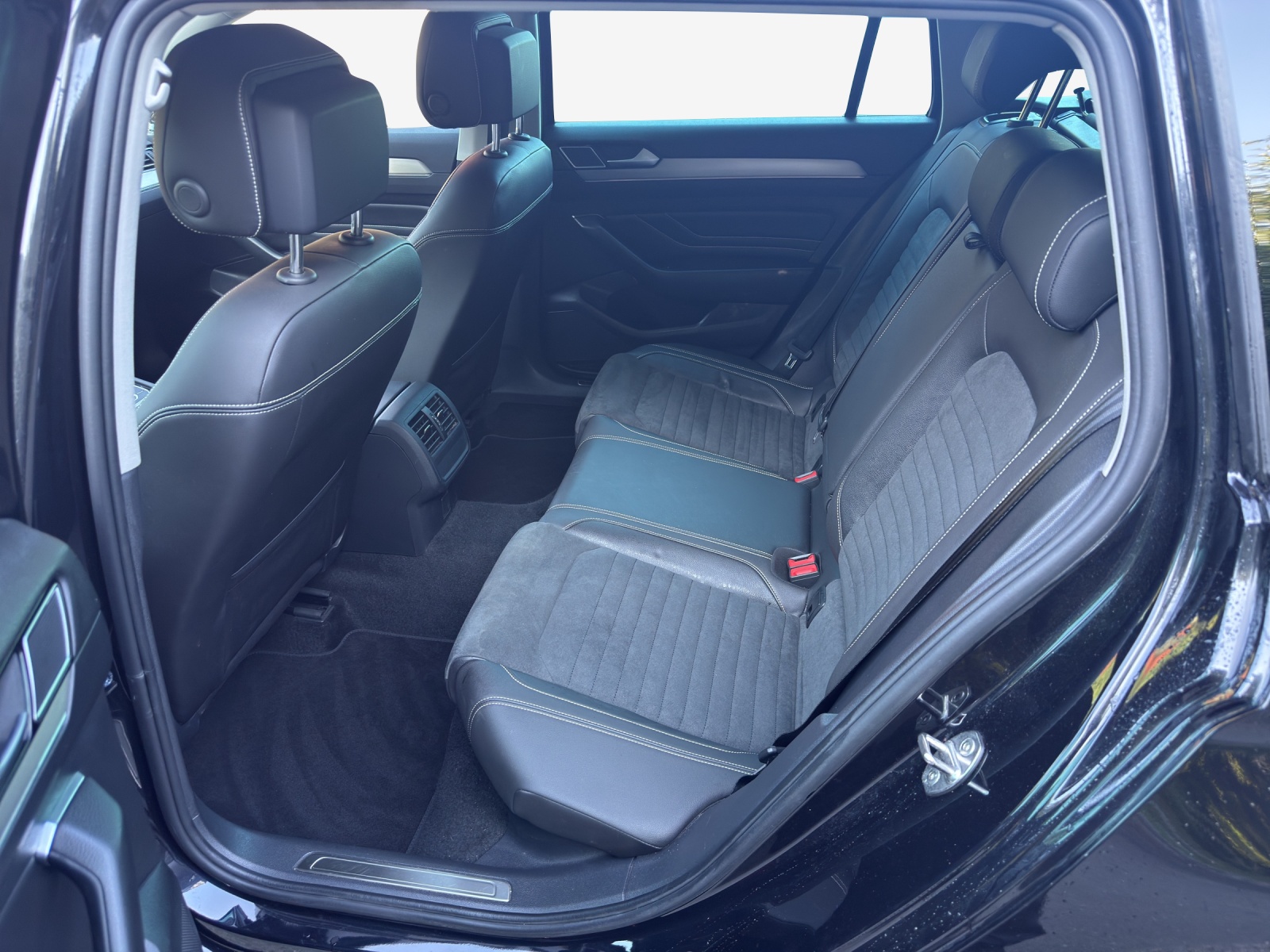 VW Passat 2.0 TDI BMT Elegance 4Motion DSG-image-11