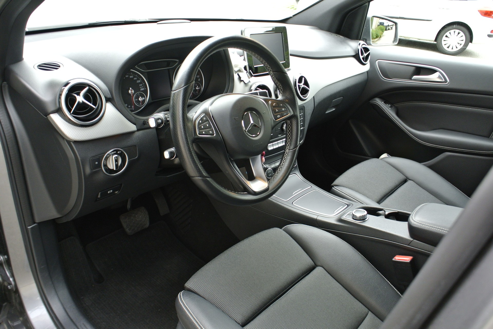 MERCEDES-BENZ B 220 CDI Urban 7G-DCT-image-15