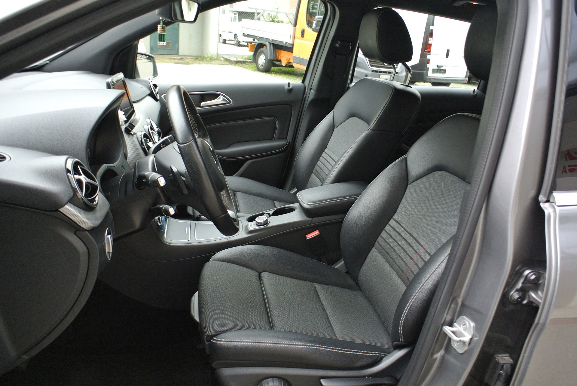 MERCEDES-BENZ B 220 CDI Urban 7G-DCT-image-16