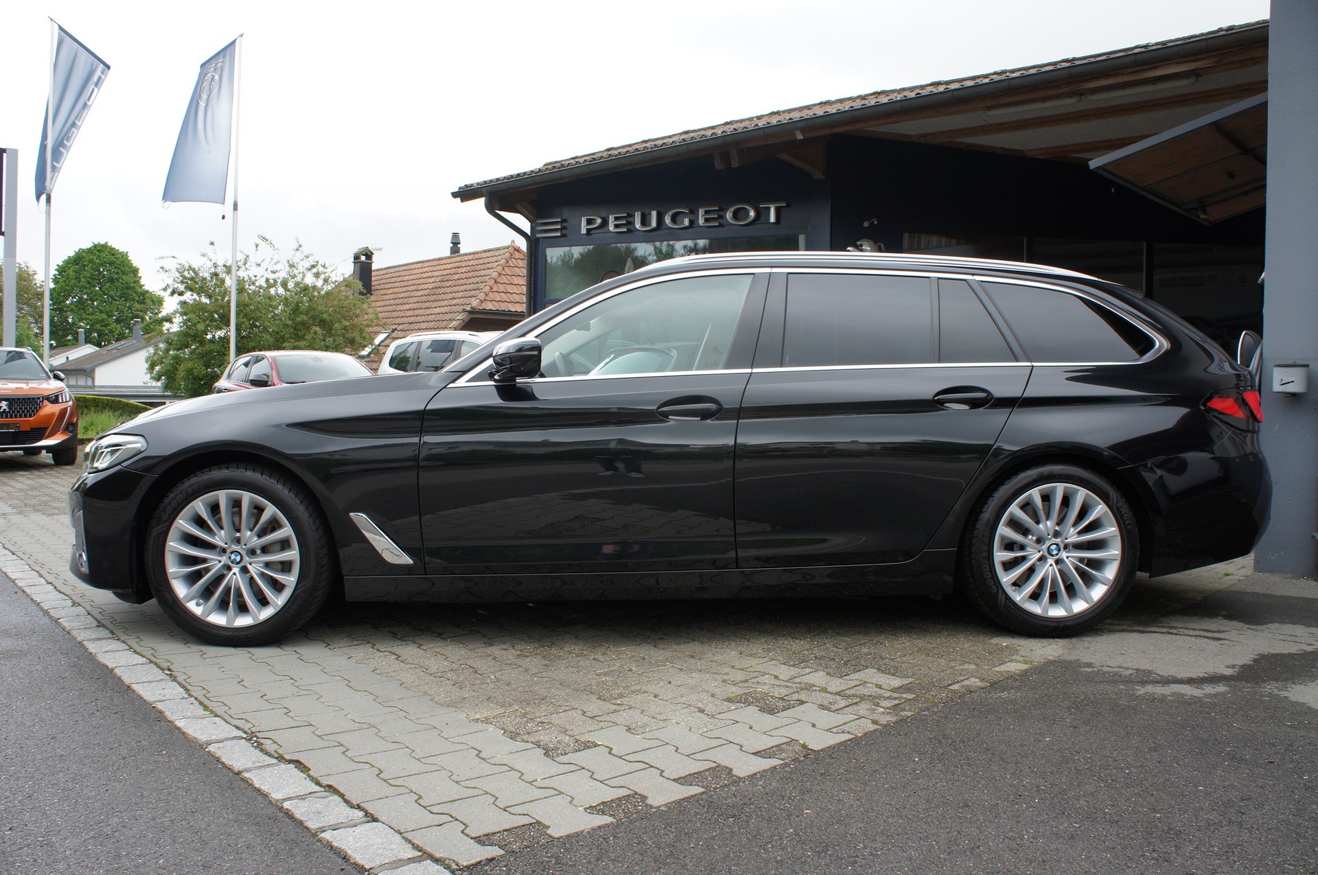 BMW 530d xDrive 48V Touring Luxury Line Steptronic-showroom-element-1