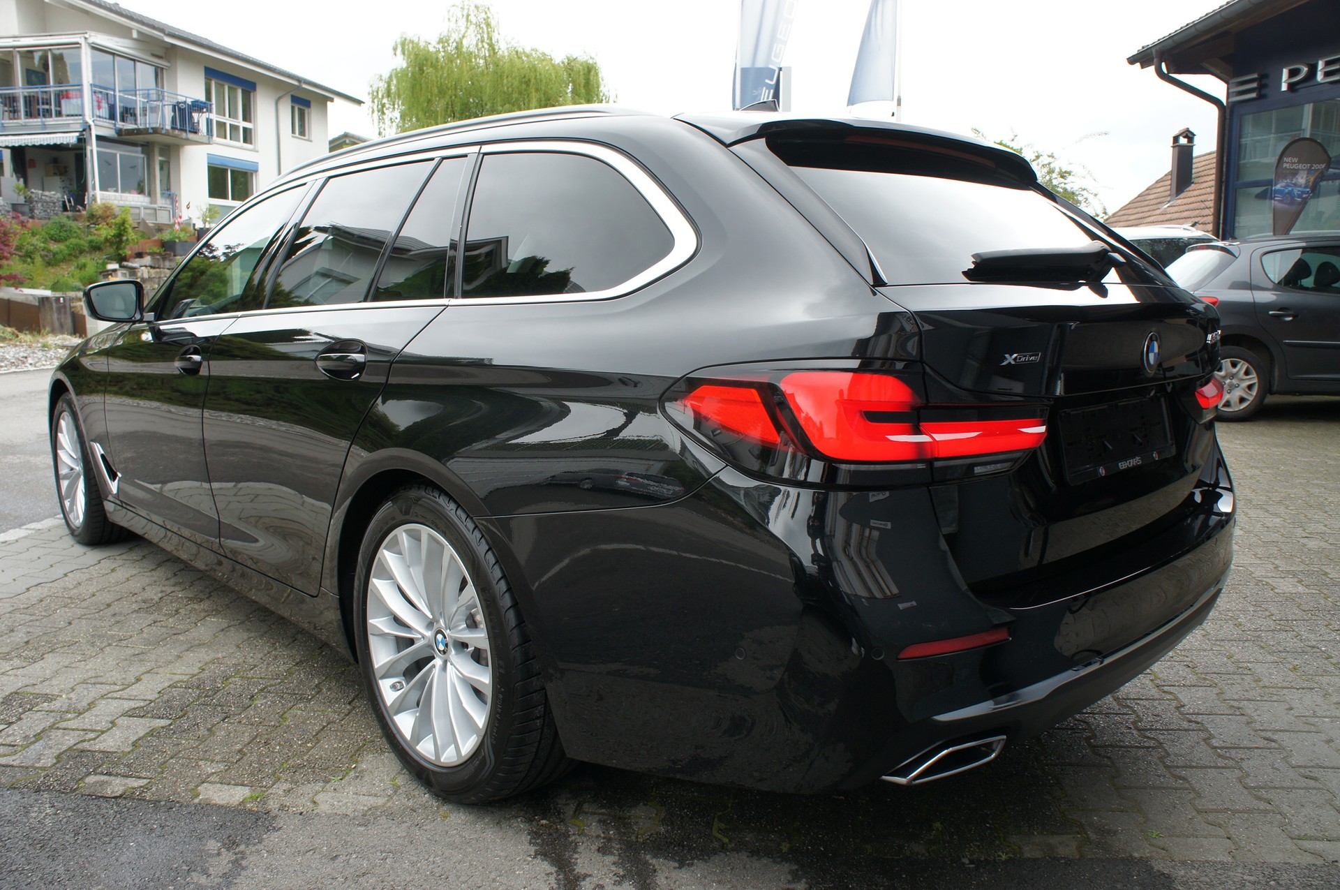 BMW 530d xDrive 48V Touring Luxury Line Steptronic-showroom-element-2