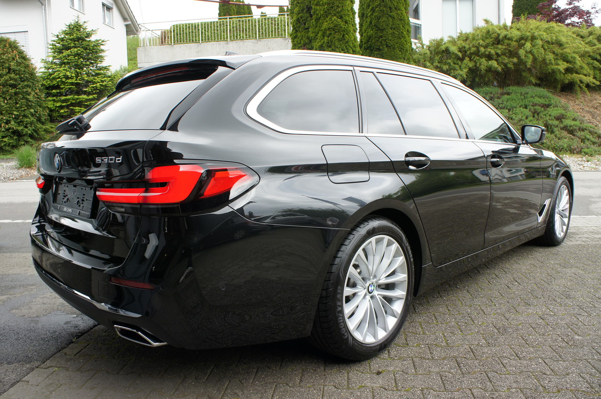 BMW 530d xDrive 48V Touring Luxury Line Steptronic-showroom-element-3
