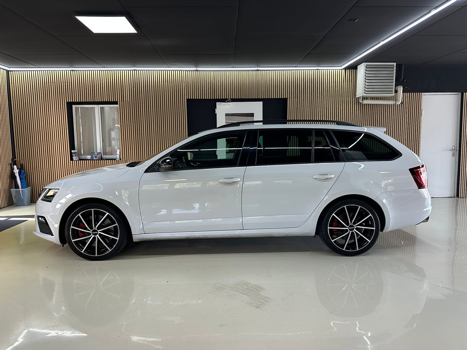 SKODA Octavia Combi 2.0 TSI RS DSG-showroom-element-3