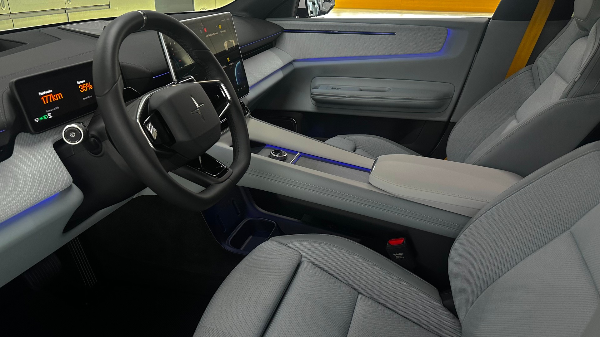 POLESTAR 4 Long Range Dual Motor-showroom-element-3