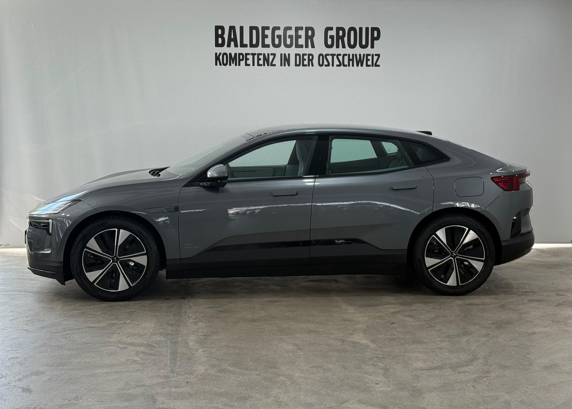 POLESTAR 4 Long Range Dual Motor-showroom-element-1