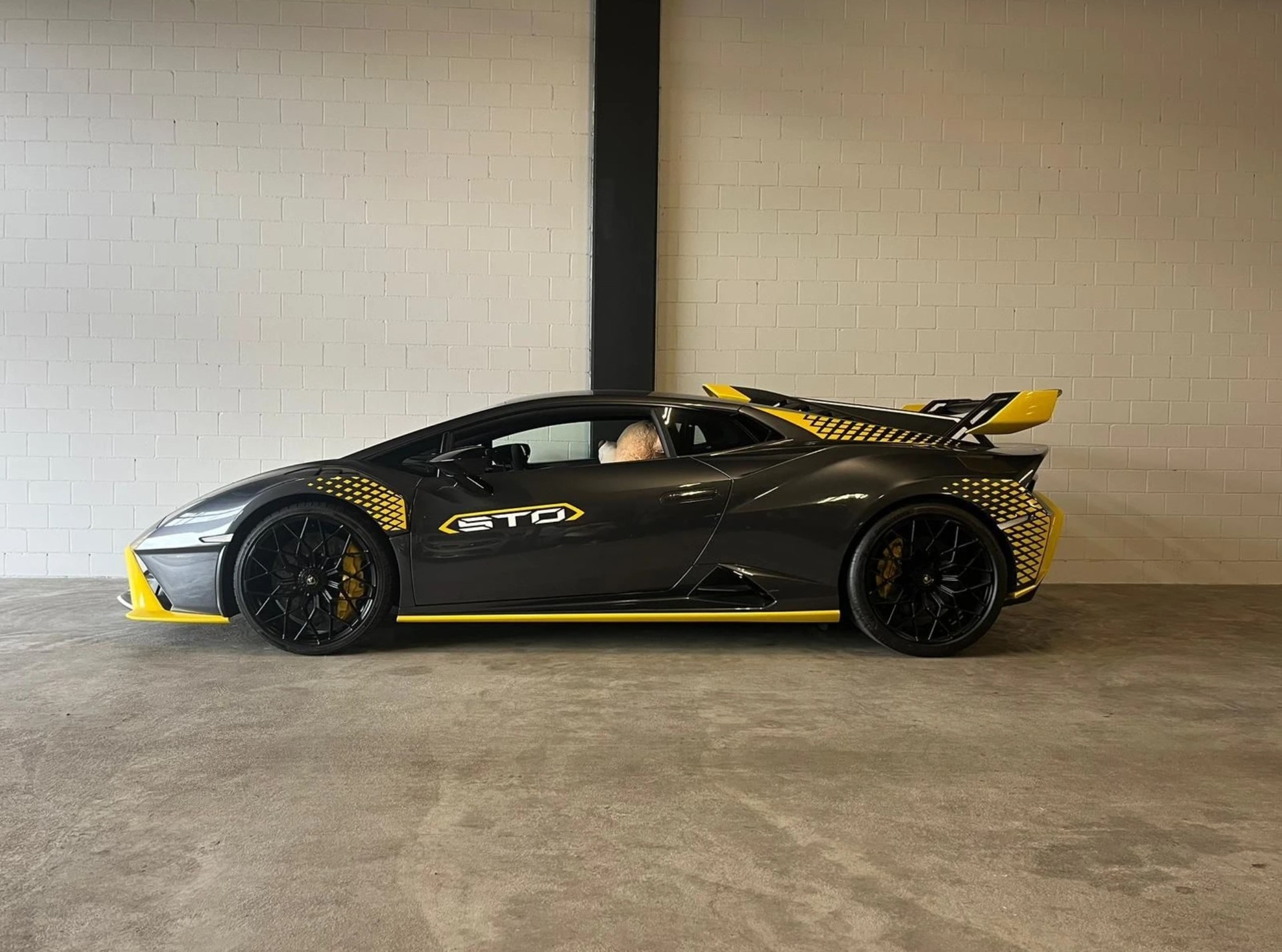 LAMBORGHINI Huracan STO Coupé DCT RWD-image-2