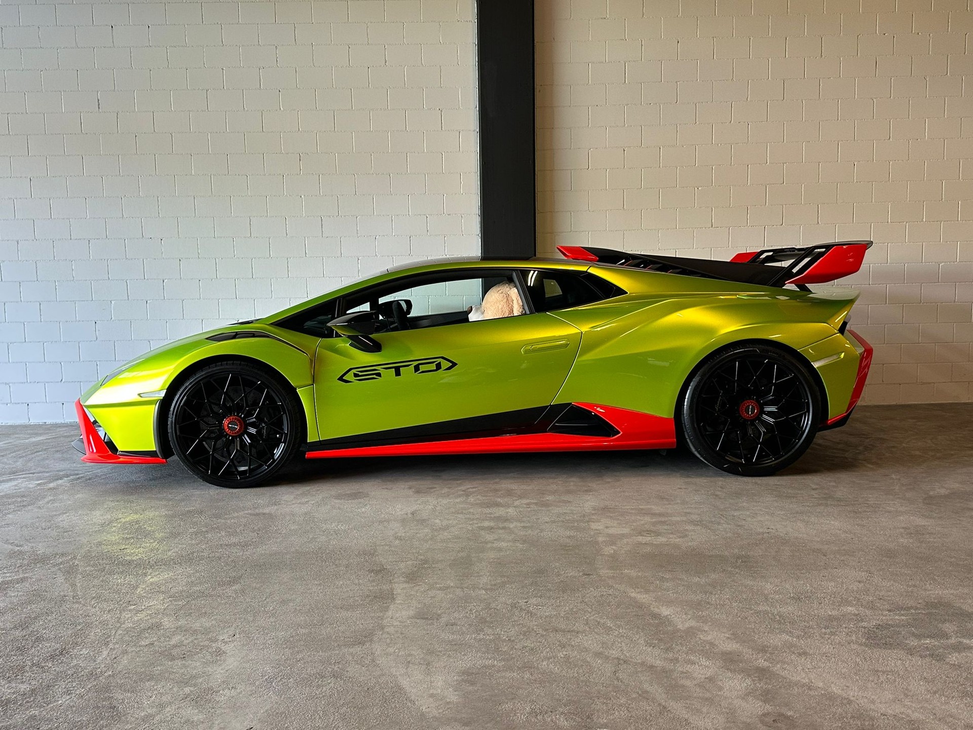 LAMBORGHINI Huracan STO Coupé DCT RWD-image-3