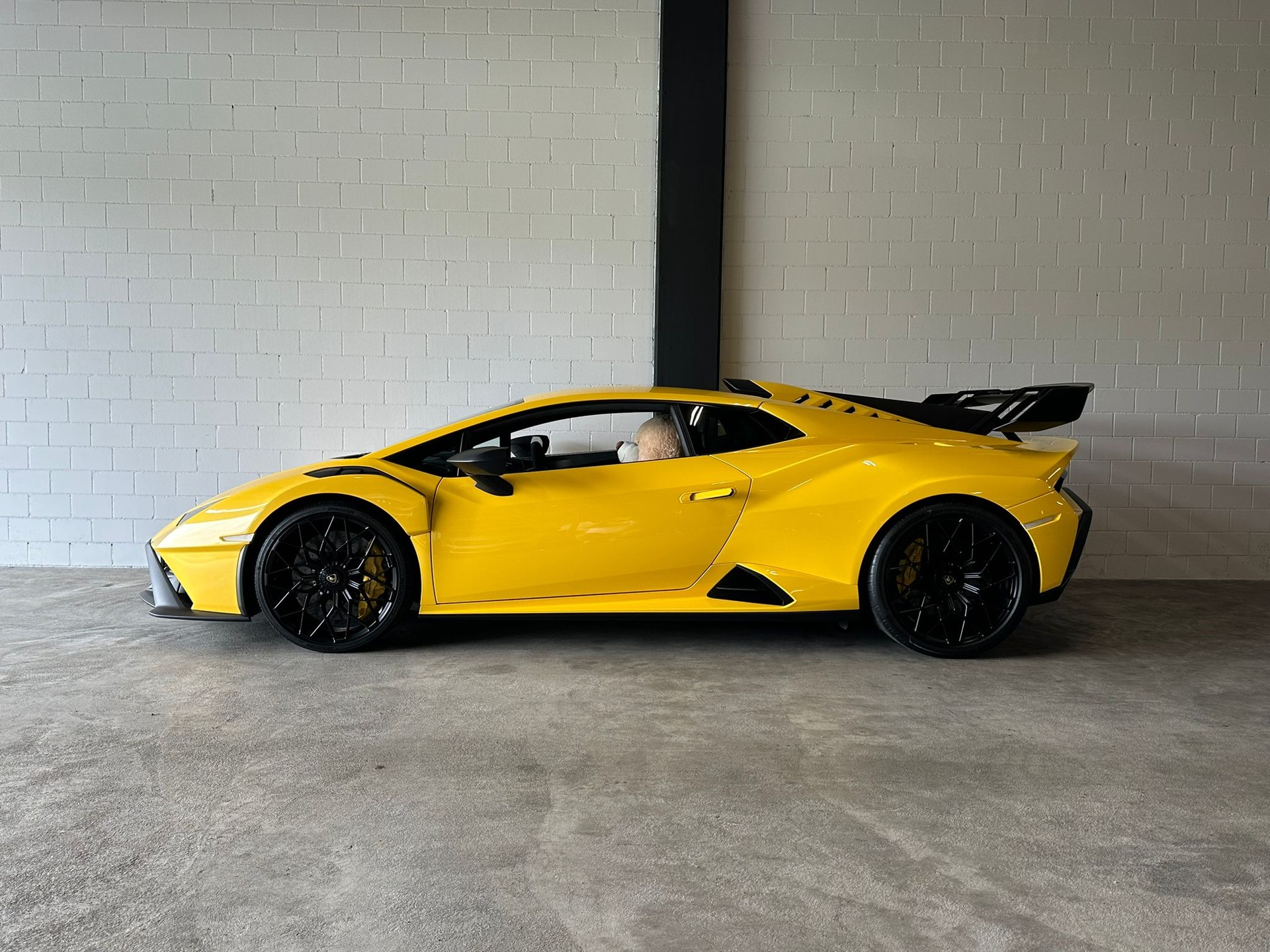 LAMBORGHINI Huracan STO Coupé DCT RWD-image-1