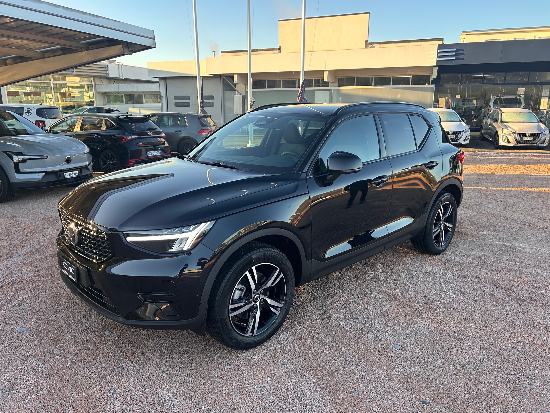 VOLVO XC40 B3 Benzin Mild Hybrid Plus Dark DCT-showroom-element-1