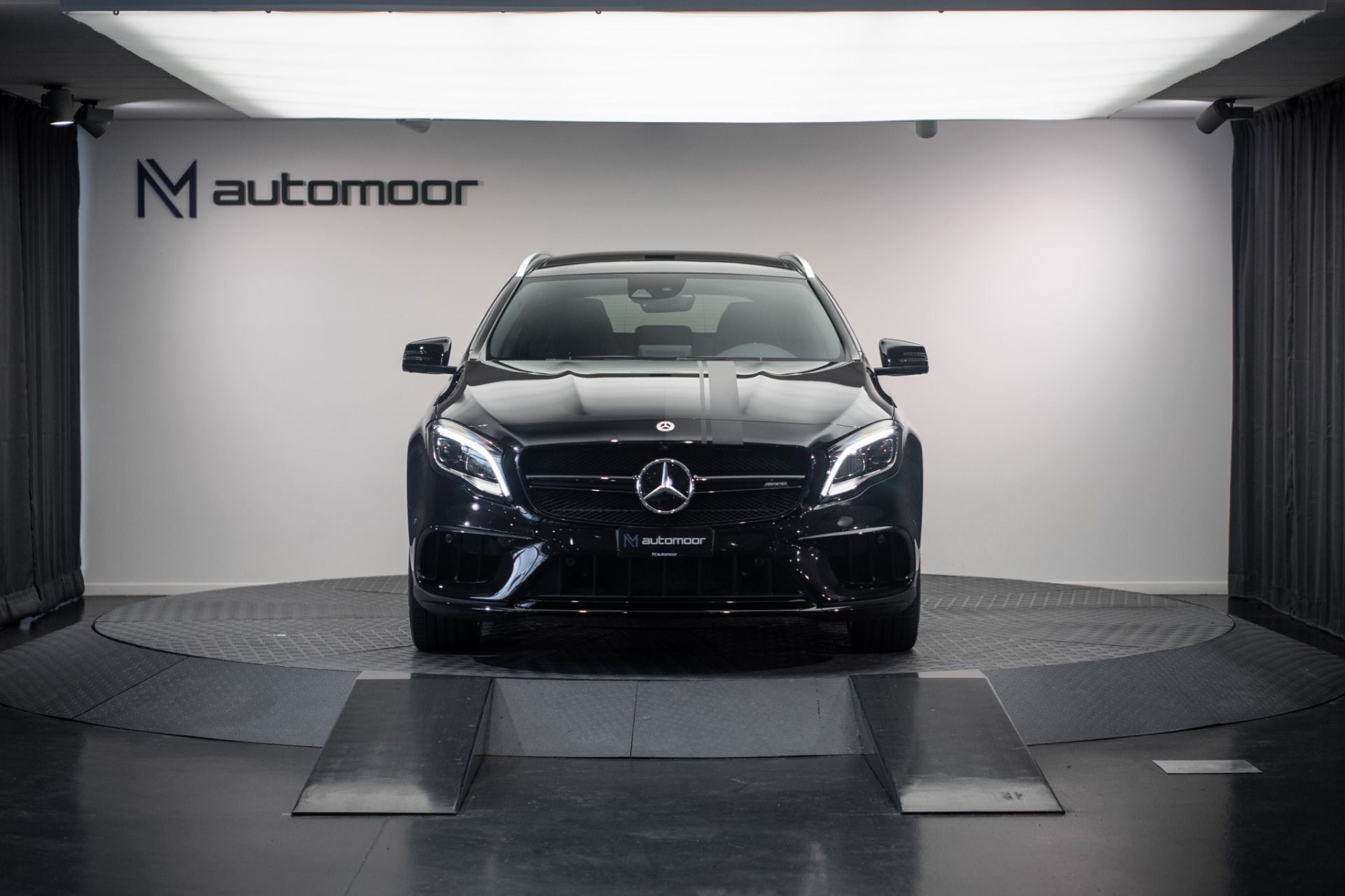 MERCEDES-BENZ GLA 45 AMG AMG 4Matic 7G-DCT *CH-Fahrzeug* *Panorama* *Assistenzpaket*-showroom-element-1