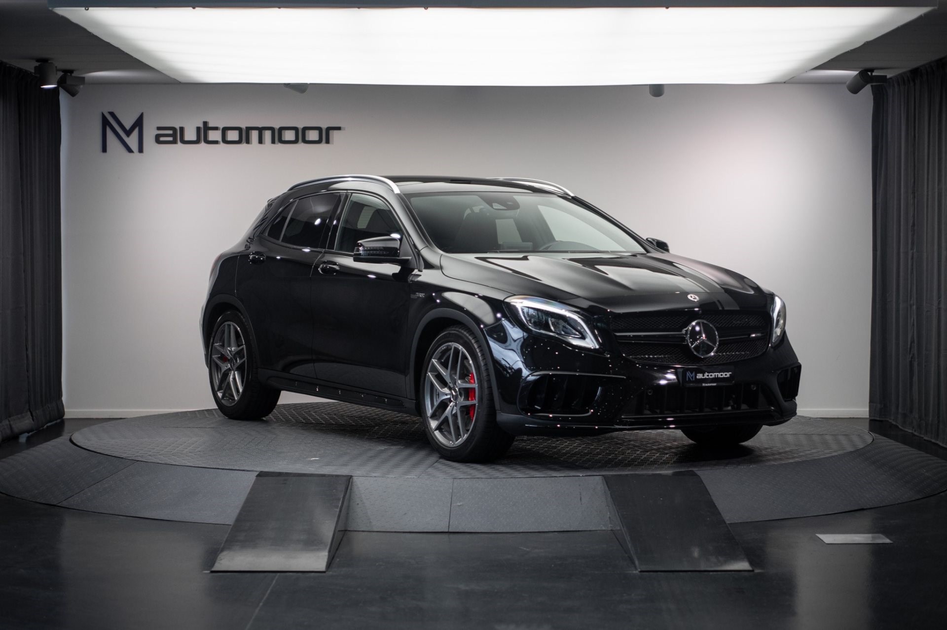 MERCEDES-BENZ GLA 45 AMG AMG 4Matic 7G-DCT *CH-Fahrzeug* *Panorama* *Assistenzpaket*-showroom-element-2