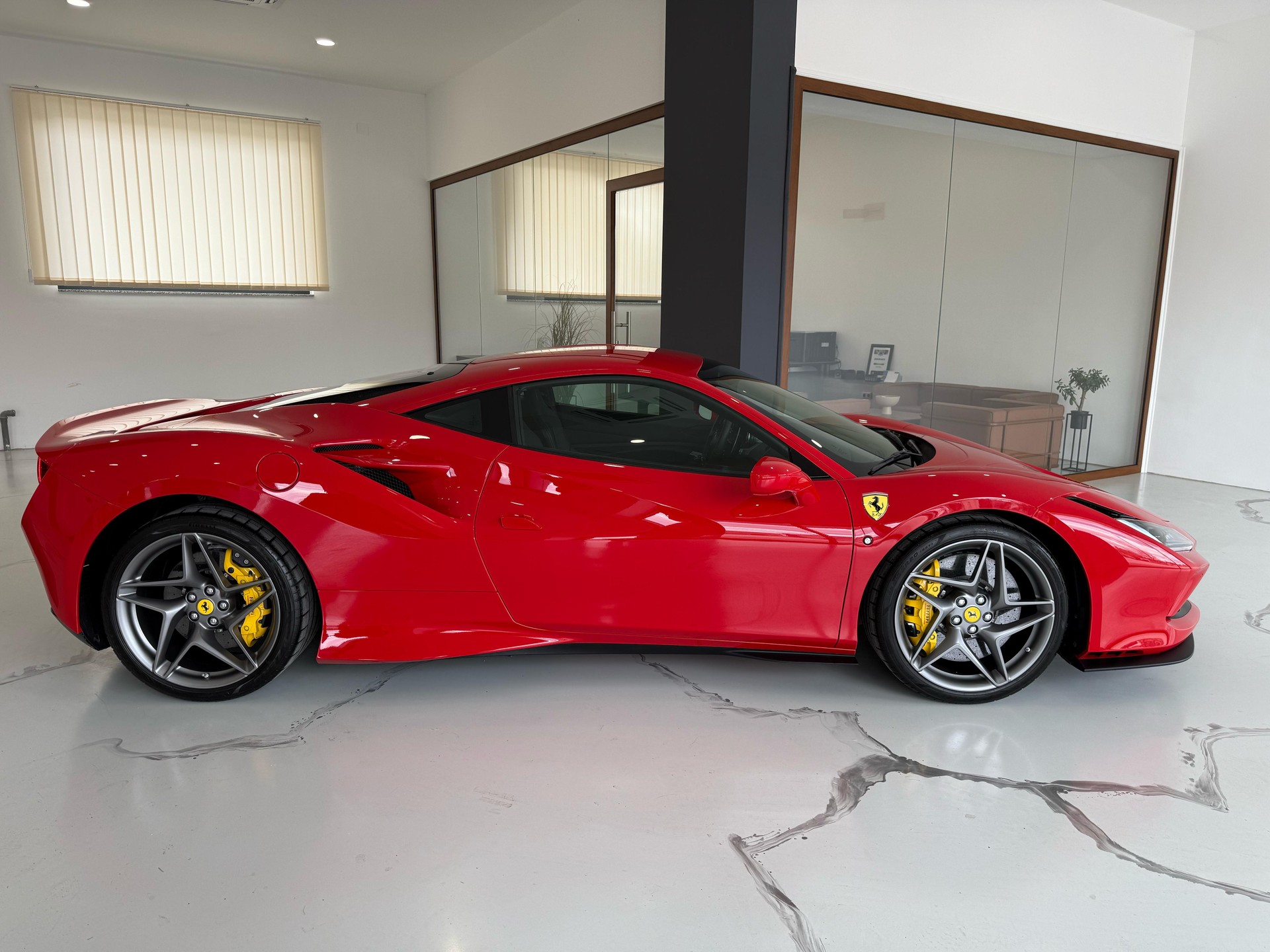 FERRARI F8 Tributo-showroom-element-3