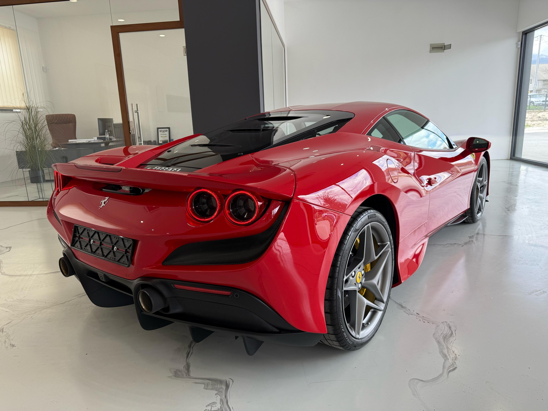 FERRARI F8 Tributo-showroom-element-2