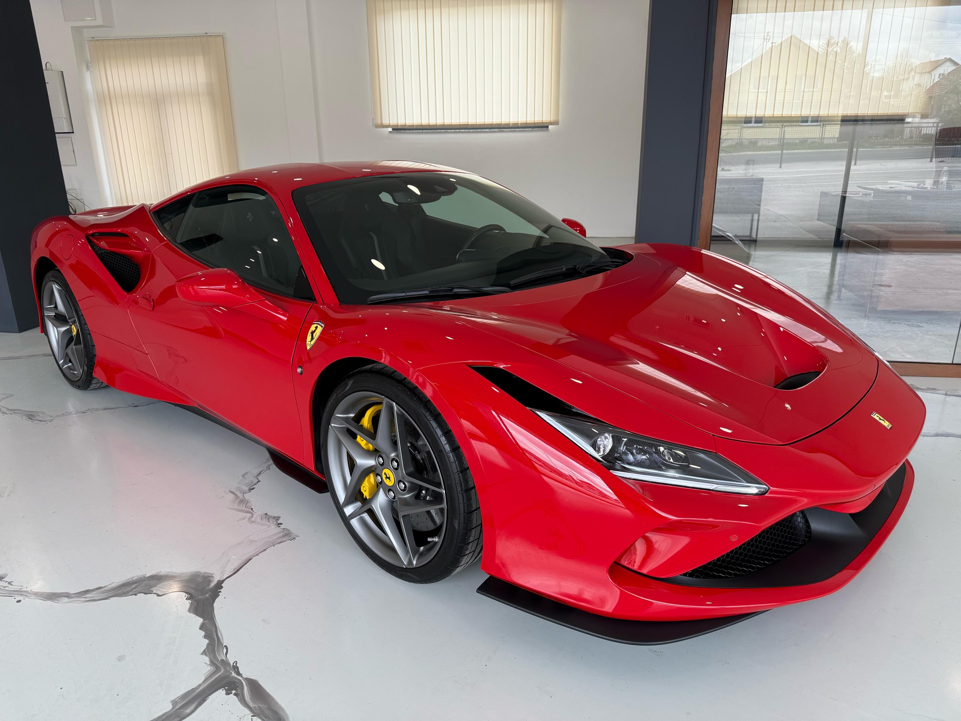 FERRARI F8 Tributo-showroom-element-1
