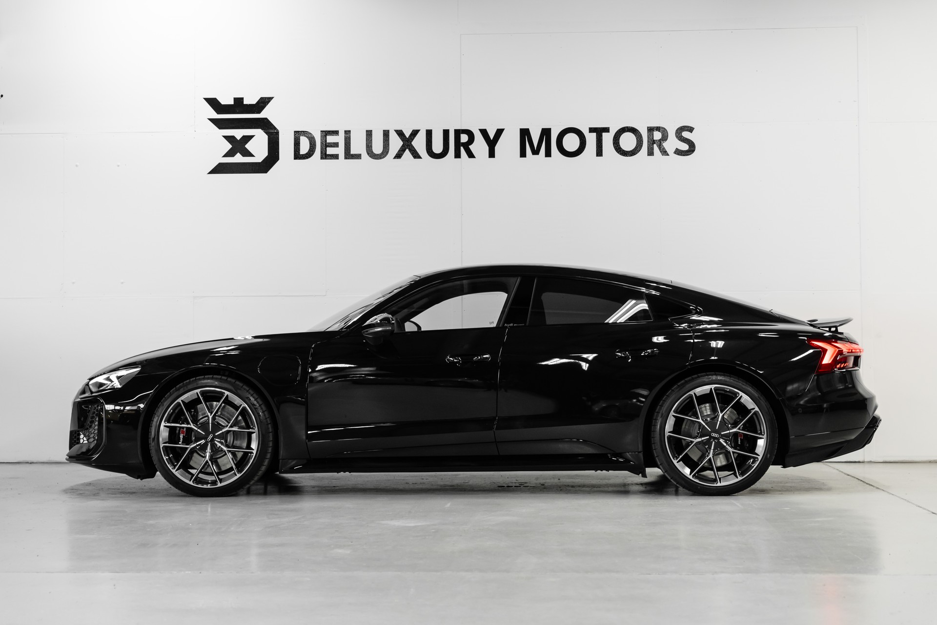 AUDI RS e-tron GT quattro-showroom-element-1