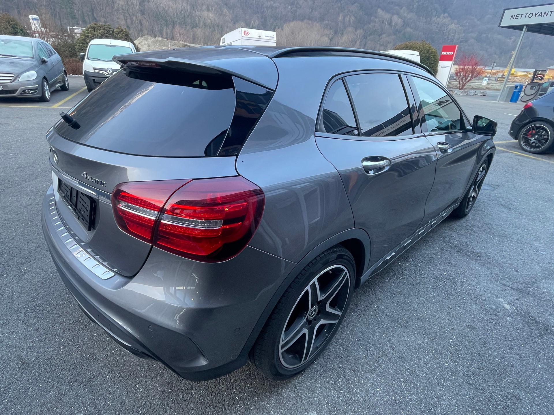 MERCEDES-BENZ GLA 200 d Swiss Star Edition AMG 4Matic 7G-DCT-showroom-element-3