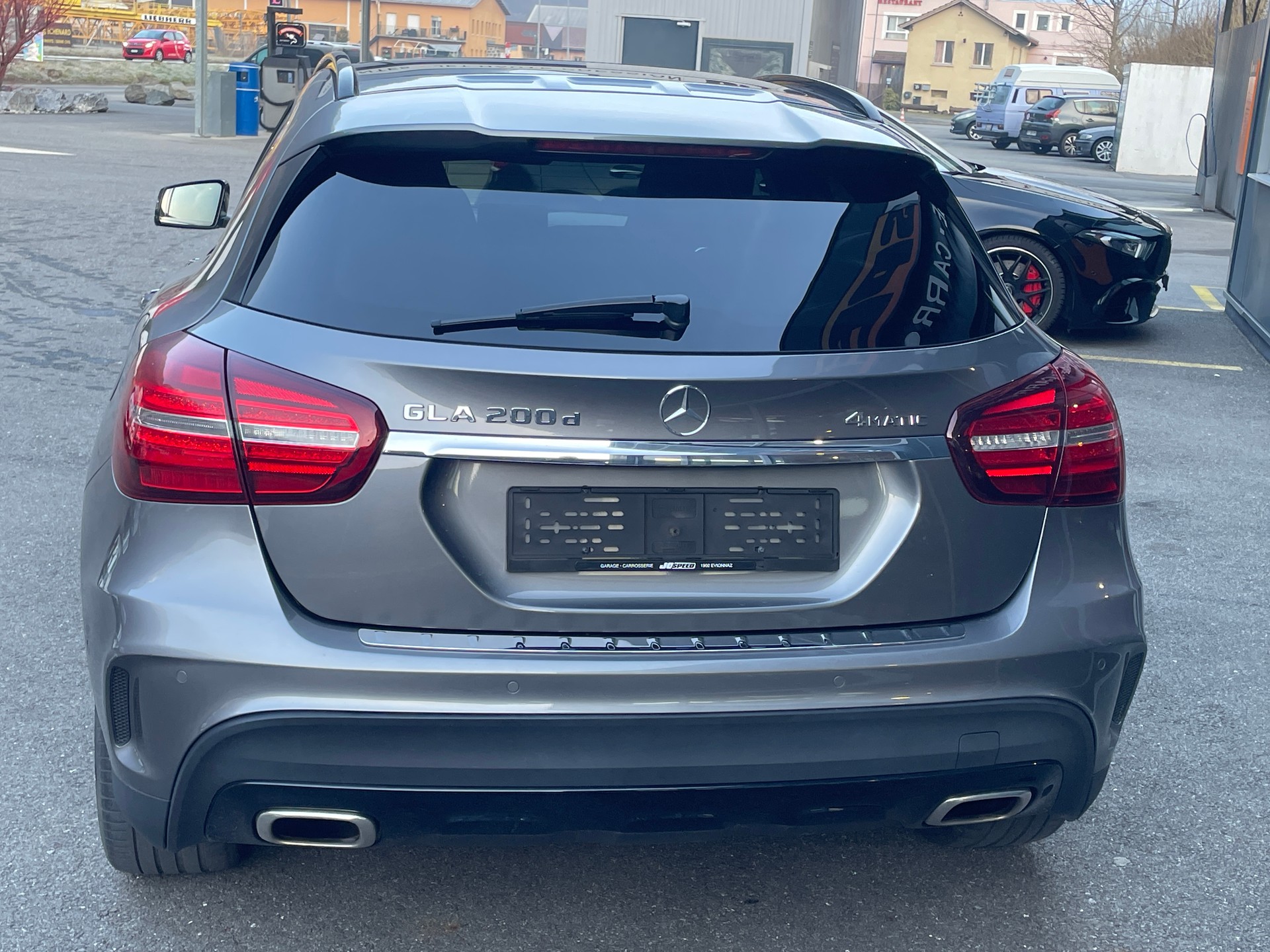 MERCEDES-BENZ GLA 200 d Swiss Star Edition AMG 4Matic 7G-DCT-showroom-element-2
