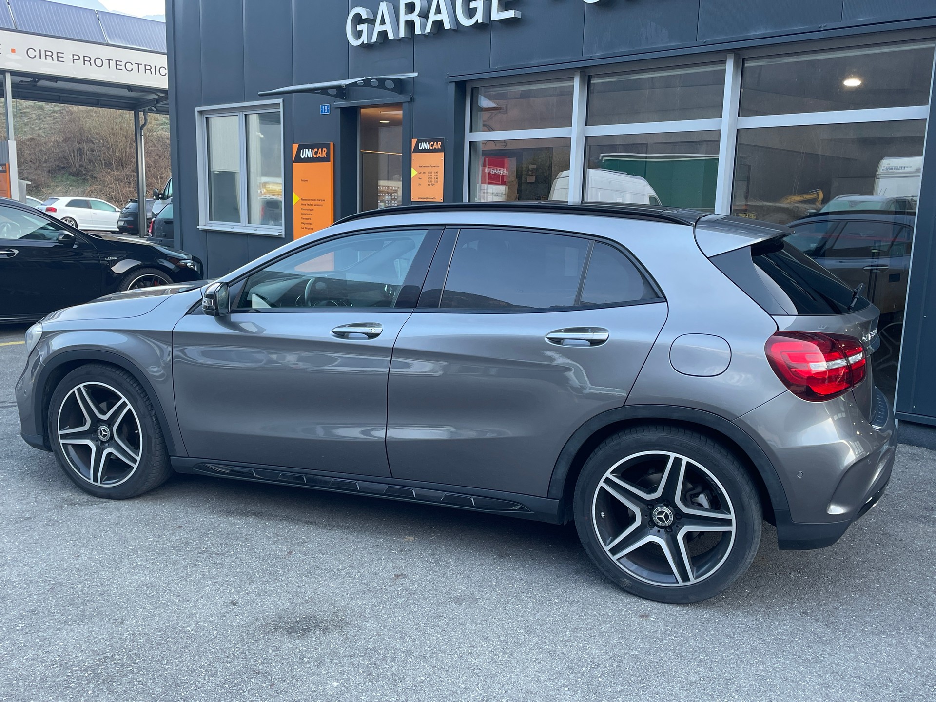MERCEDES-BENZ GLA 200 d Swiss Star Edition AMG 4Matic 7G-DCT-showroom-element-1