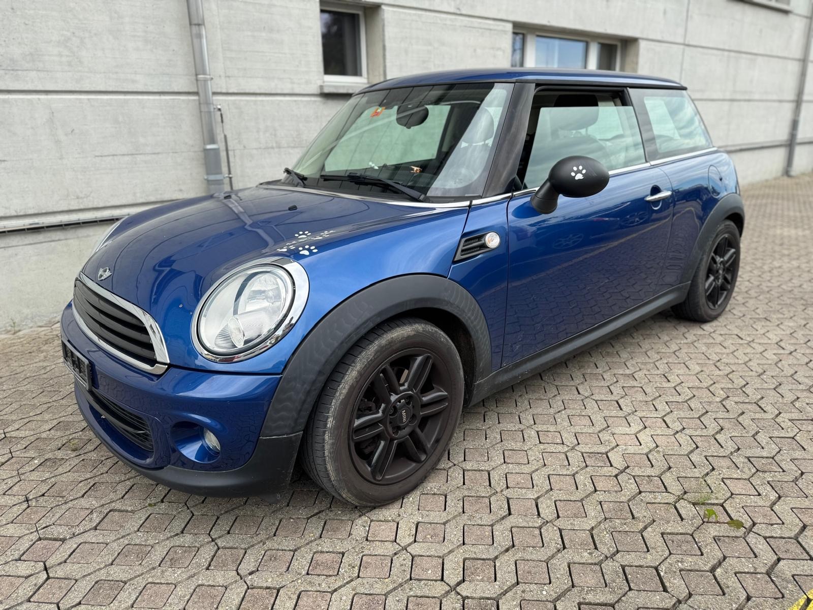 MINI One-showroom-element-2