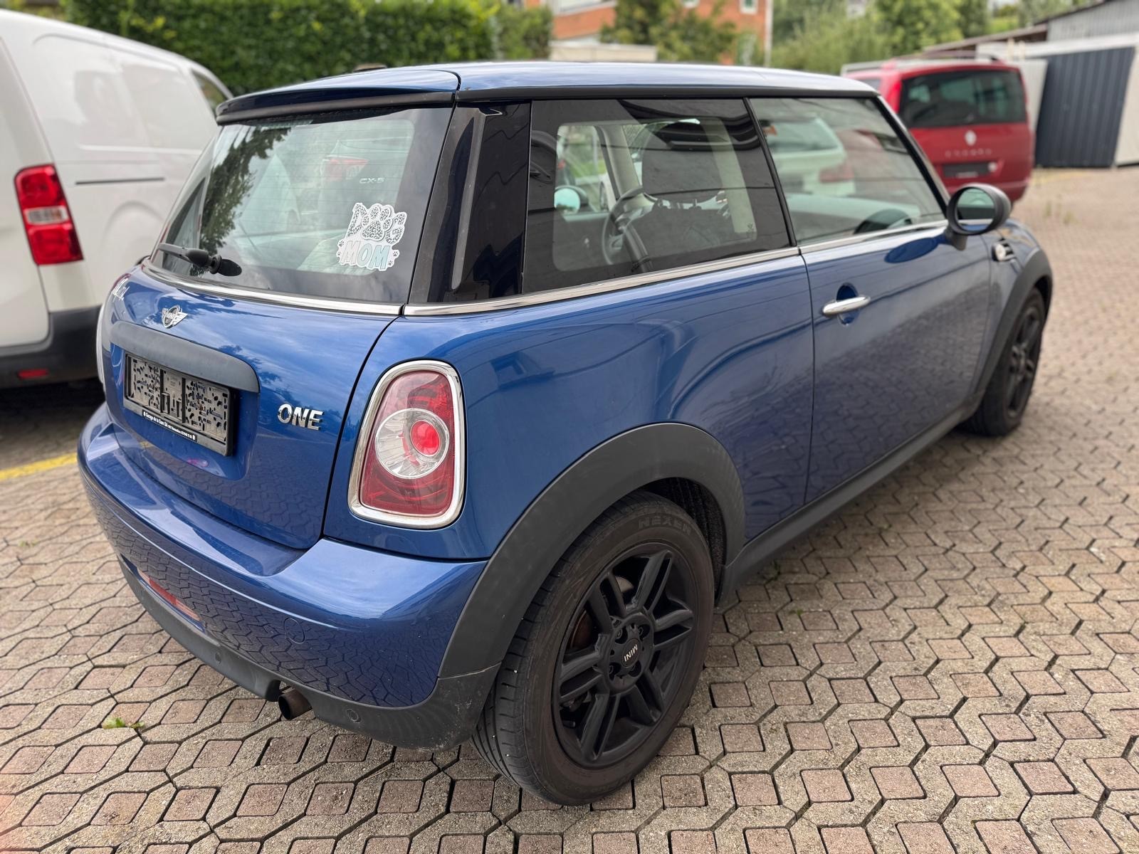 MINI One-showroom-element-3