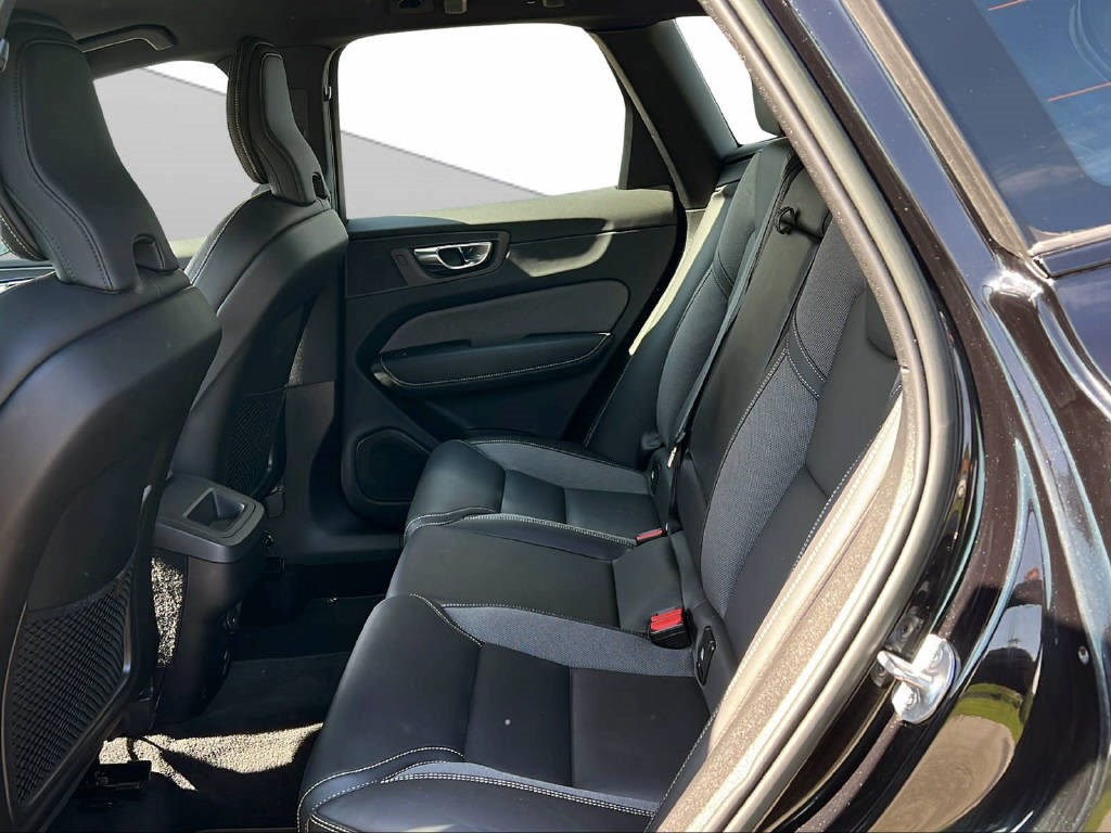 VOLVO XC60 2.0 B5 MH R-Design AWD-image-8