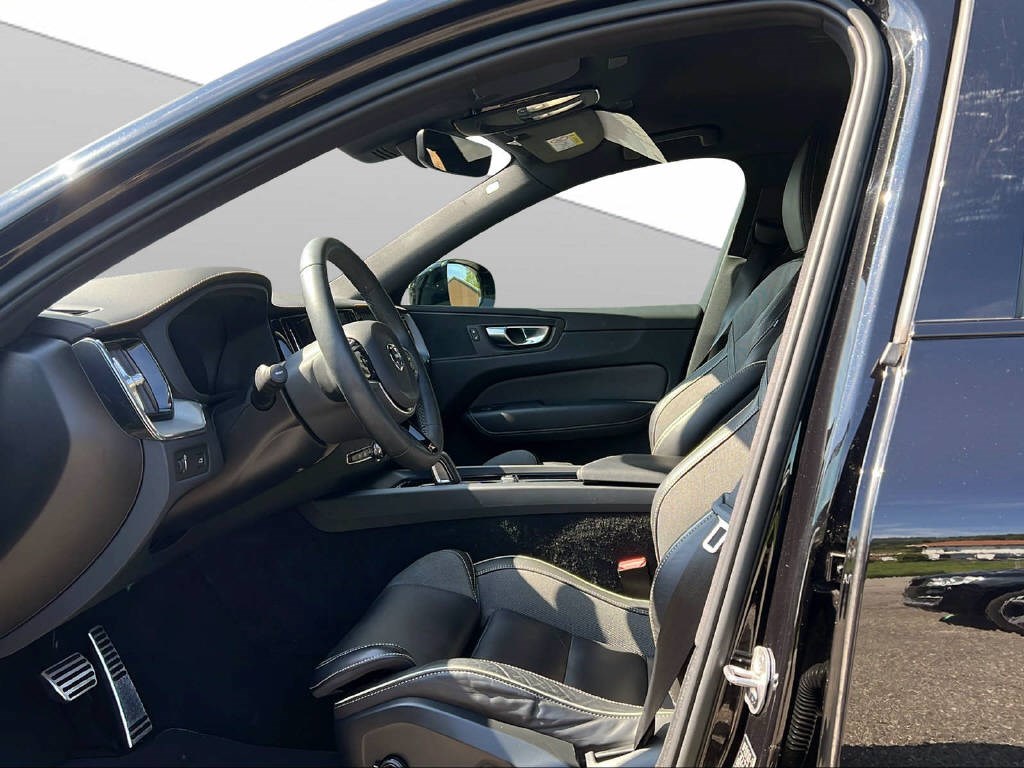 VOLVO XC60 2.0 B5 MH R-Design AWD-image-9