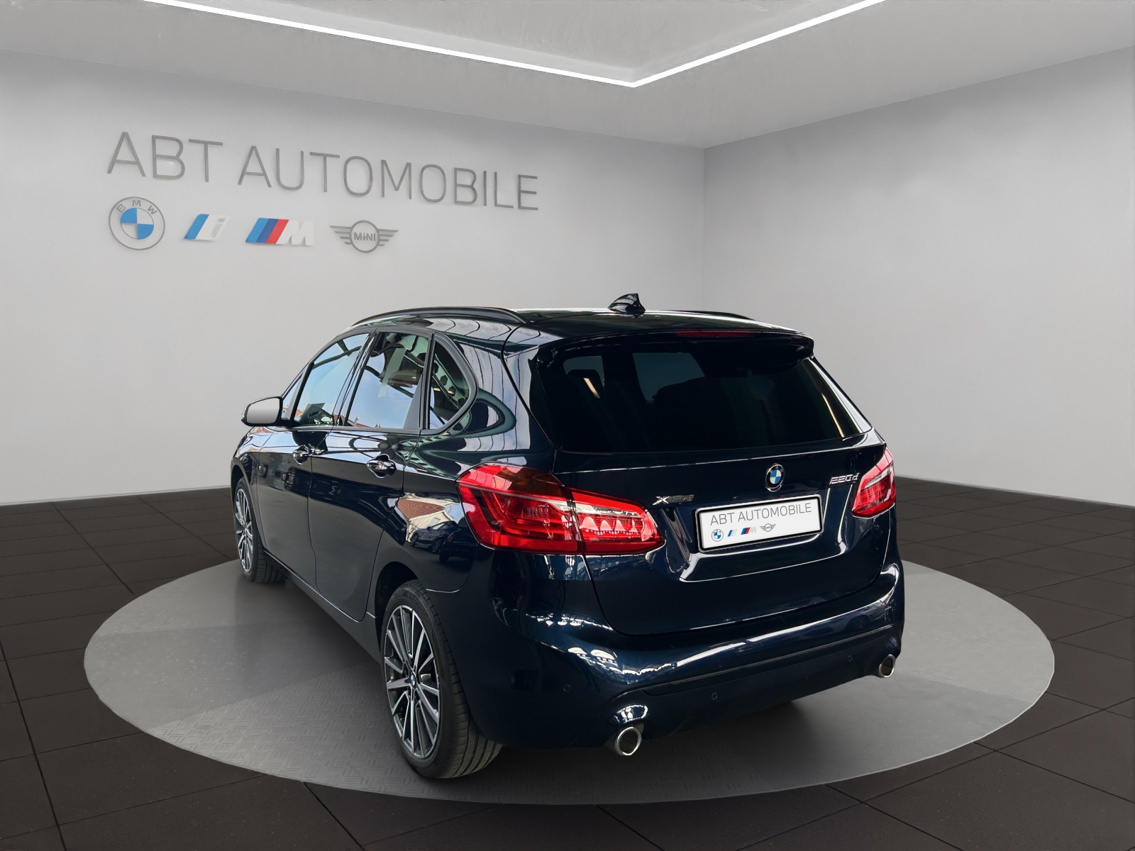 BMW 220d xDrive ActiveT Sport-showroom-element-3