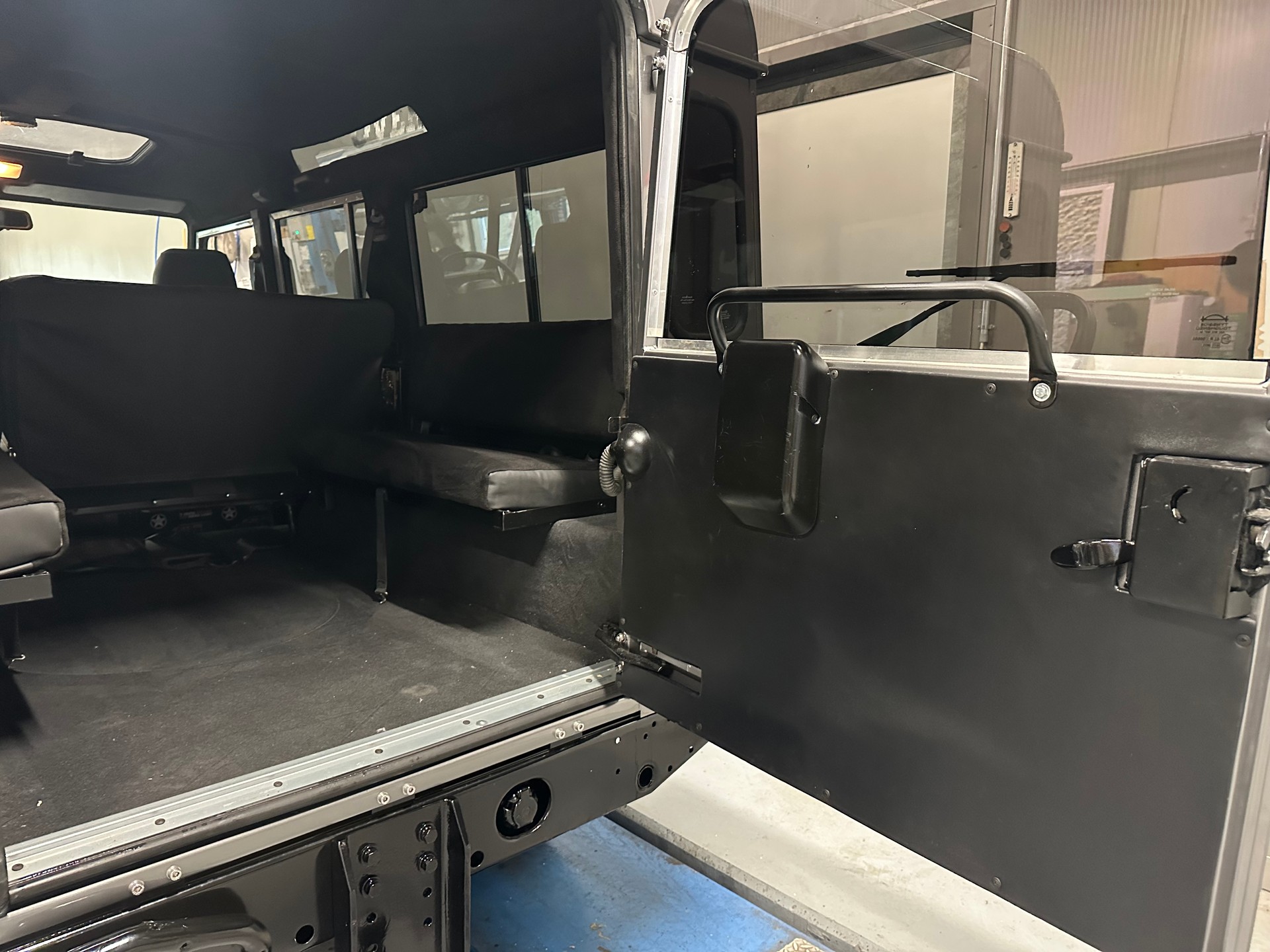 LAND ROVER Defender 110 SW 2.5 Td5-image-11