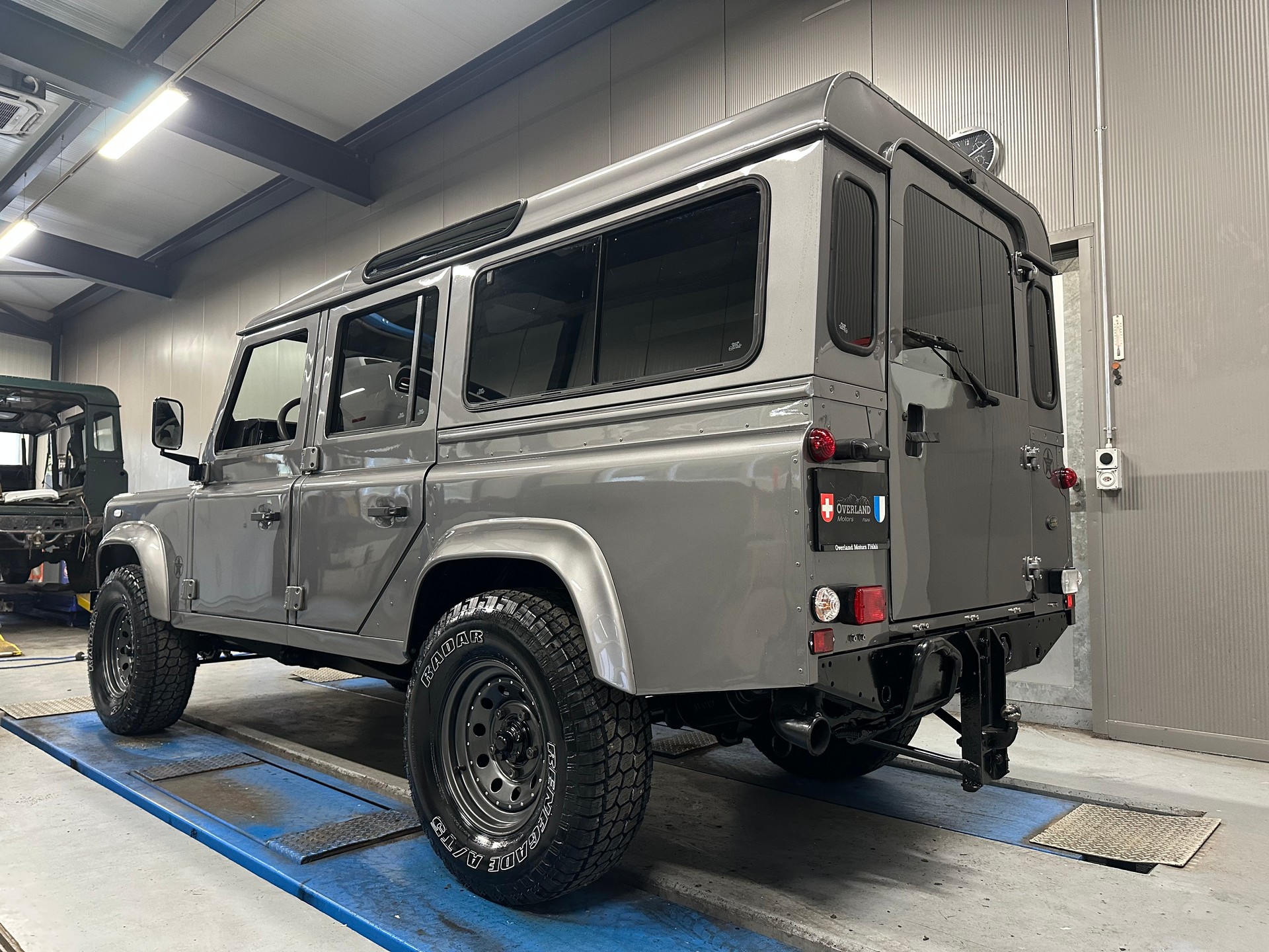 LAND ROVER Defender 110 SW 2.5 Td5-showroom-element-1