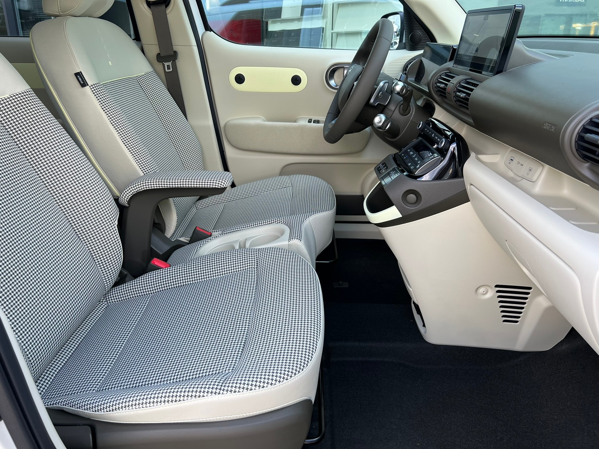 HYUNDAI Inster 49kWh Amplia-image-8