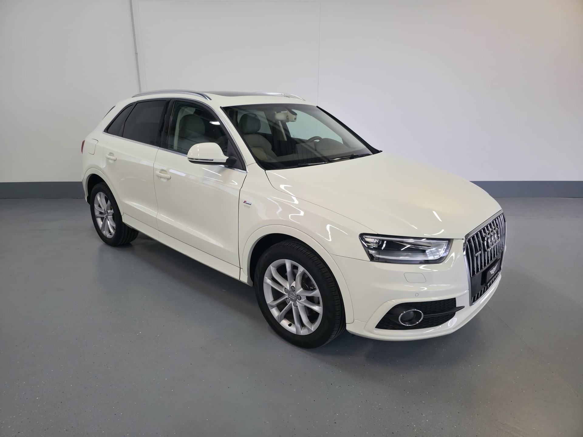 AUDI Q3 2.0 TFSI quattro S-tronic-showroom-element-1