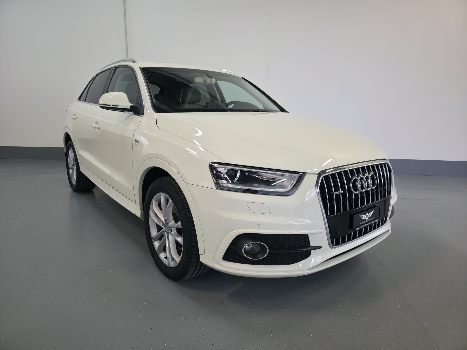 AUDI Q3 2.0 TFSI quattro S-tronic-showroom-element-3
