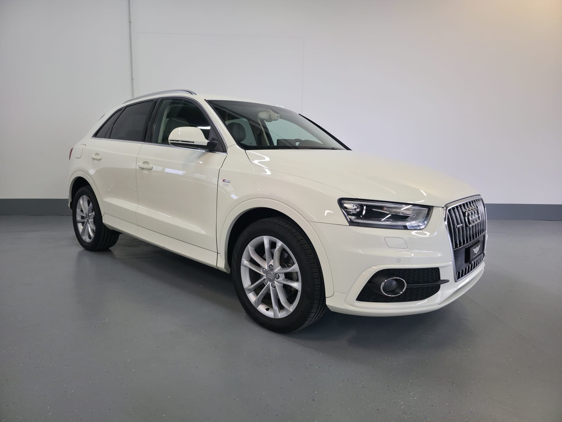 AUDI Q3 2.0 TFSI quattro S-tronic-showroom-element-2