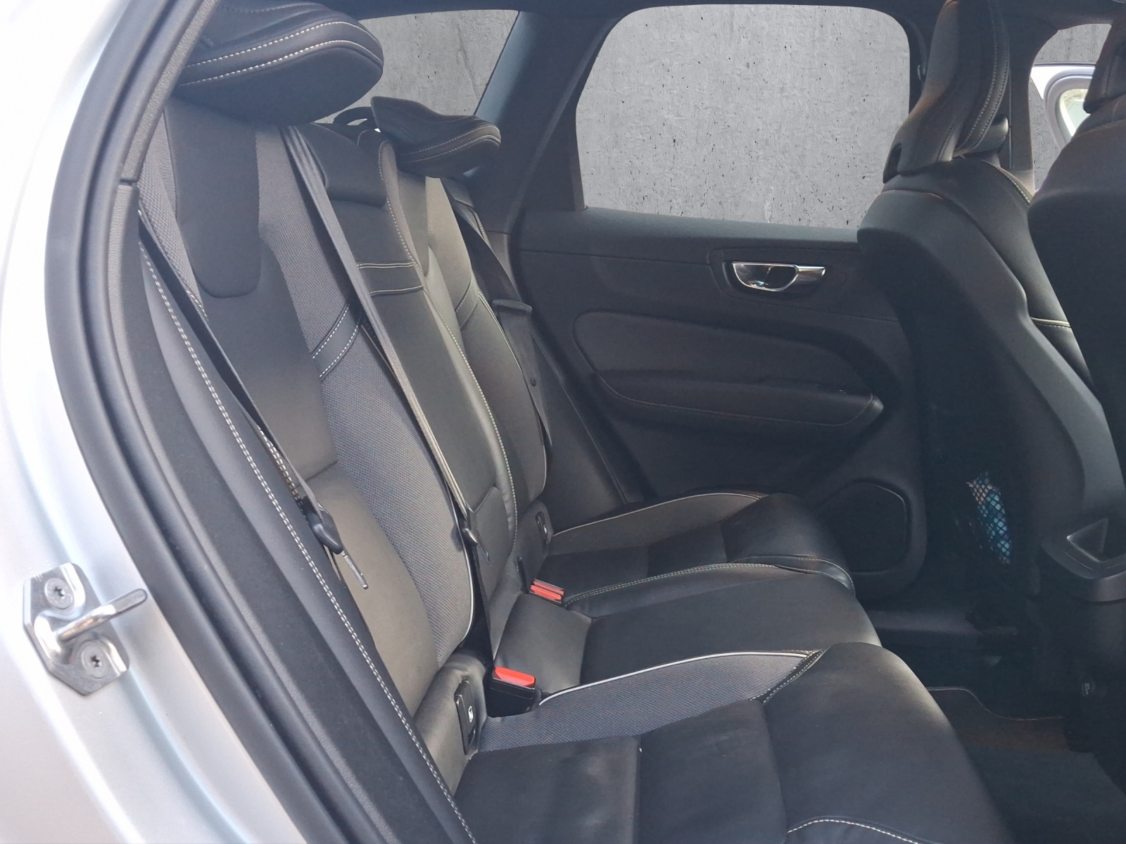 Image VOLVO XC60 XC60 B4 Diesel Mild Hybrid AWD R-Design Geartronic