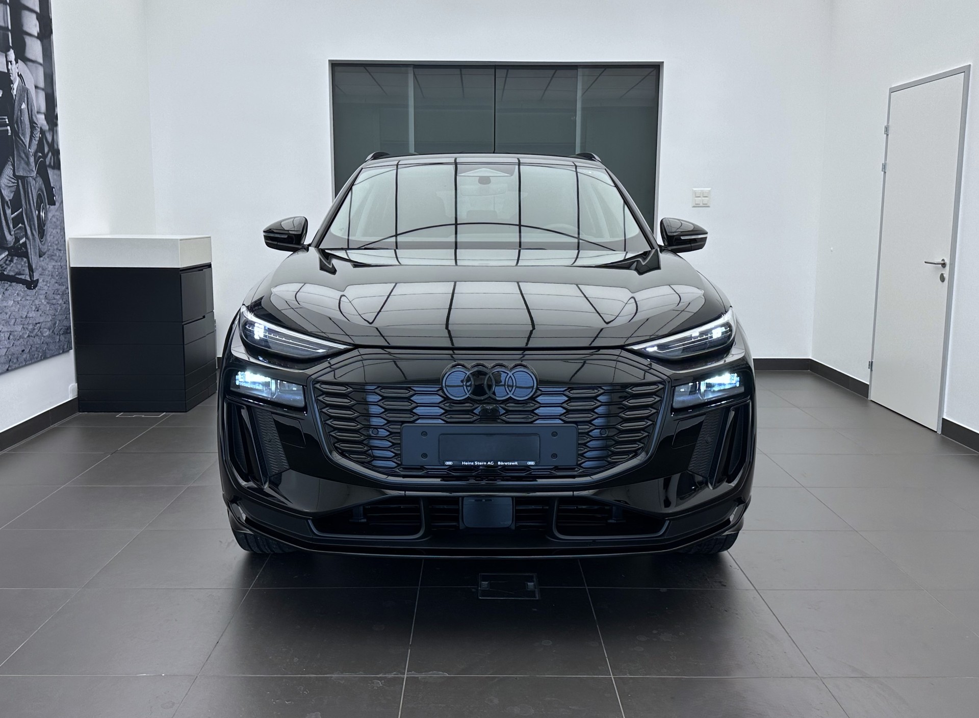 AUDI Q6 e-tron quattro-showroom-element-2