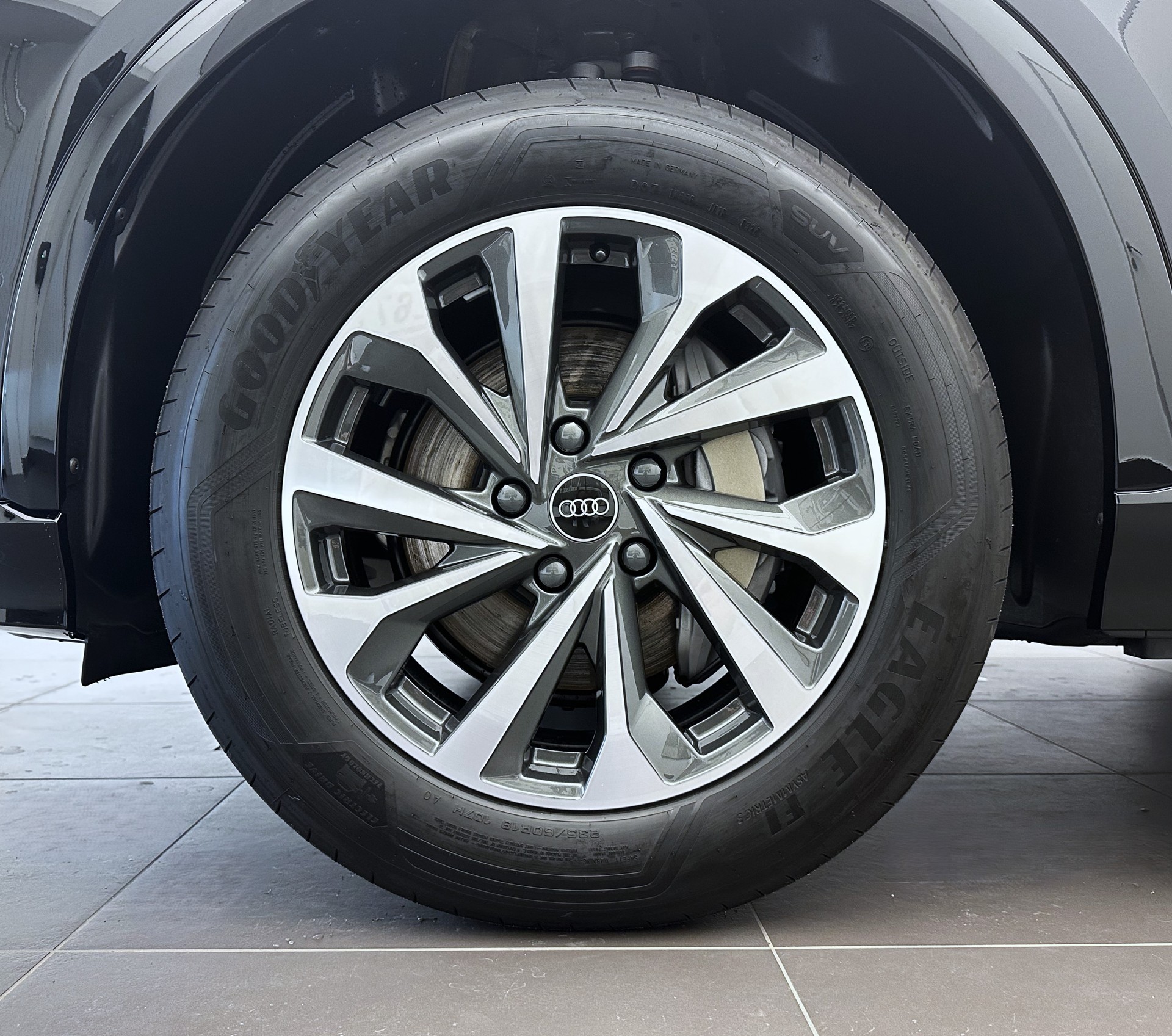 AUDI Q6 e-tron quattro-showroom-element-3