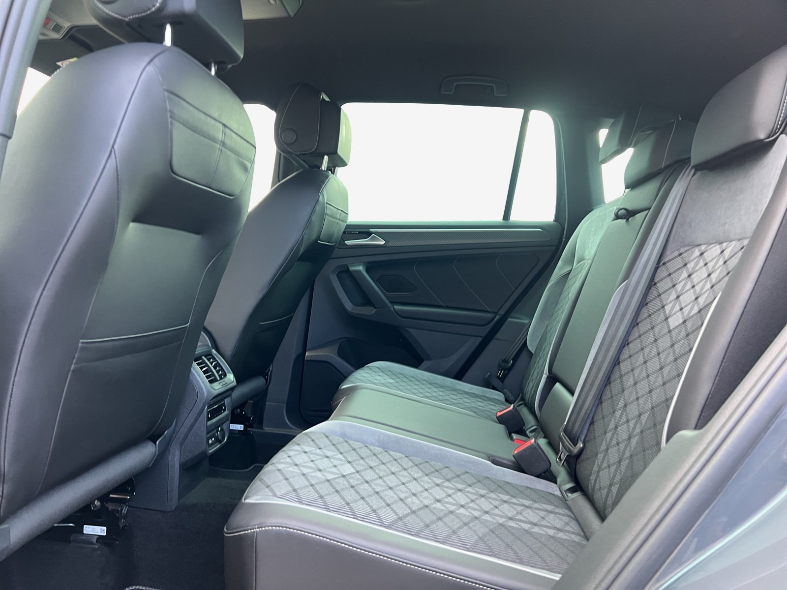 VW Tiguan 2.0 TDI SCR R-Line 4Motion DSG-image-11