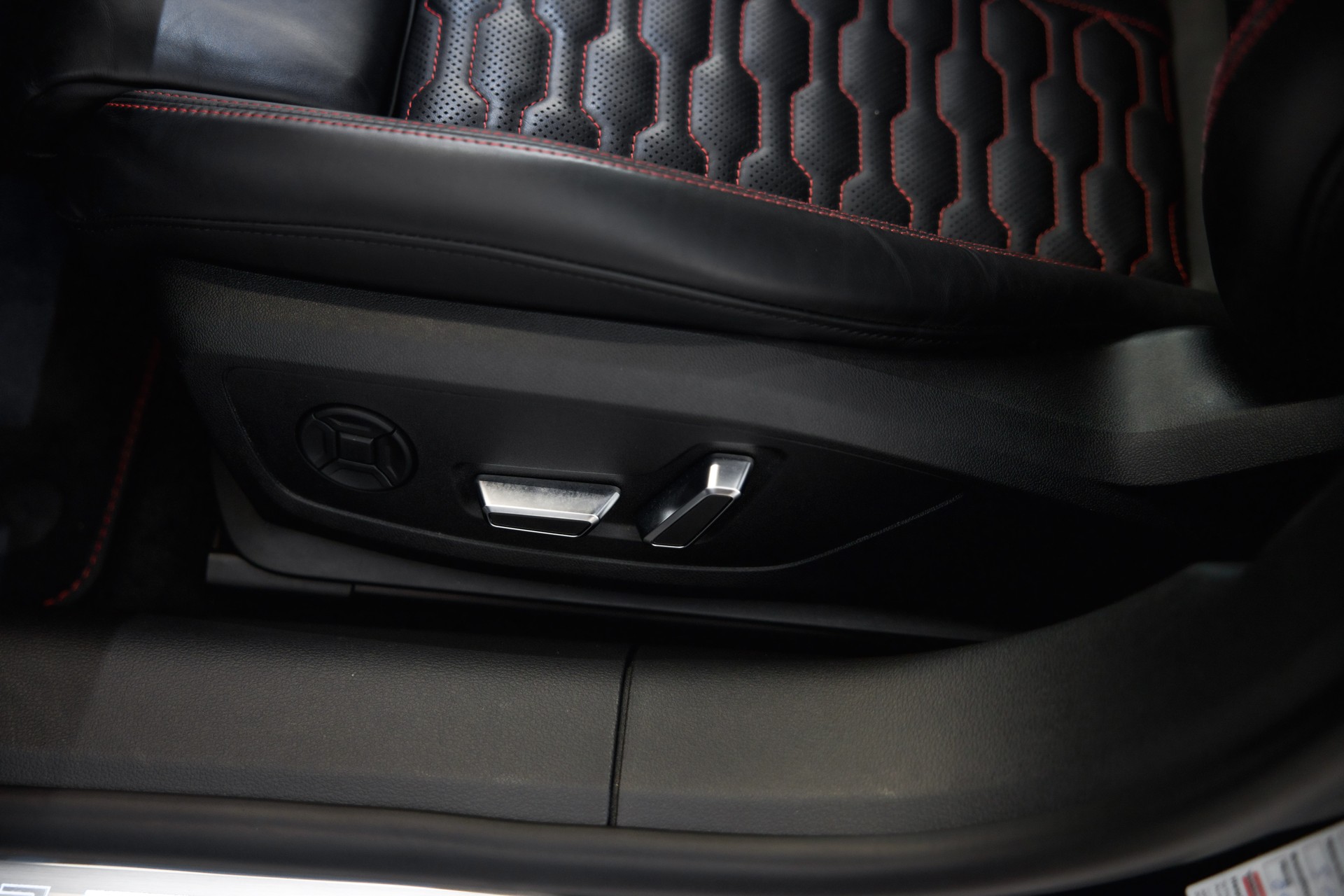 AUDI RS7 Sportback MHEV *CH-Fhz.*-image-23