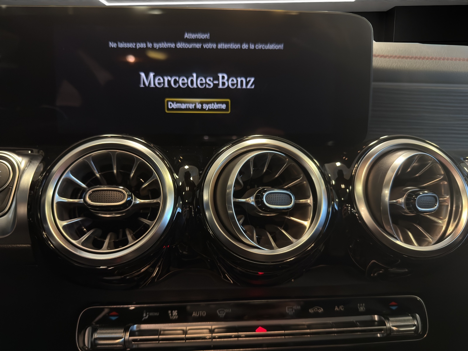 Image MERCEDES-BENZ EQB-350 EQB 350 66,5 kWh 4Matic Swiss Star