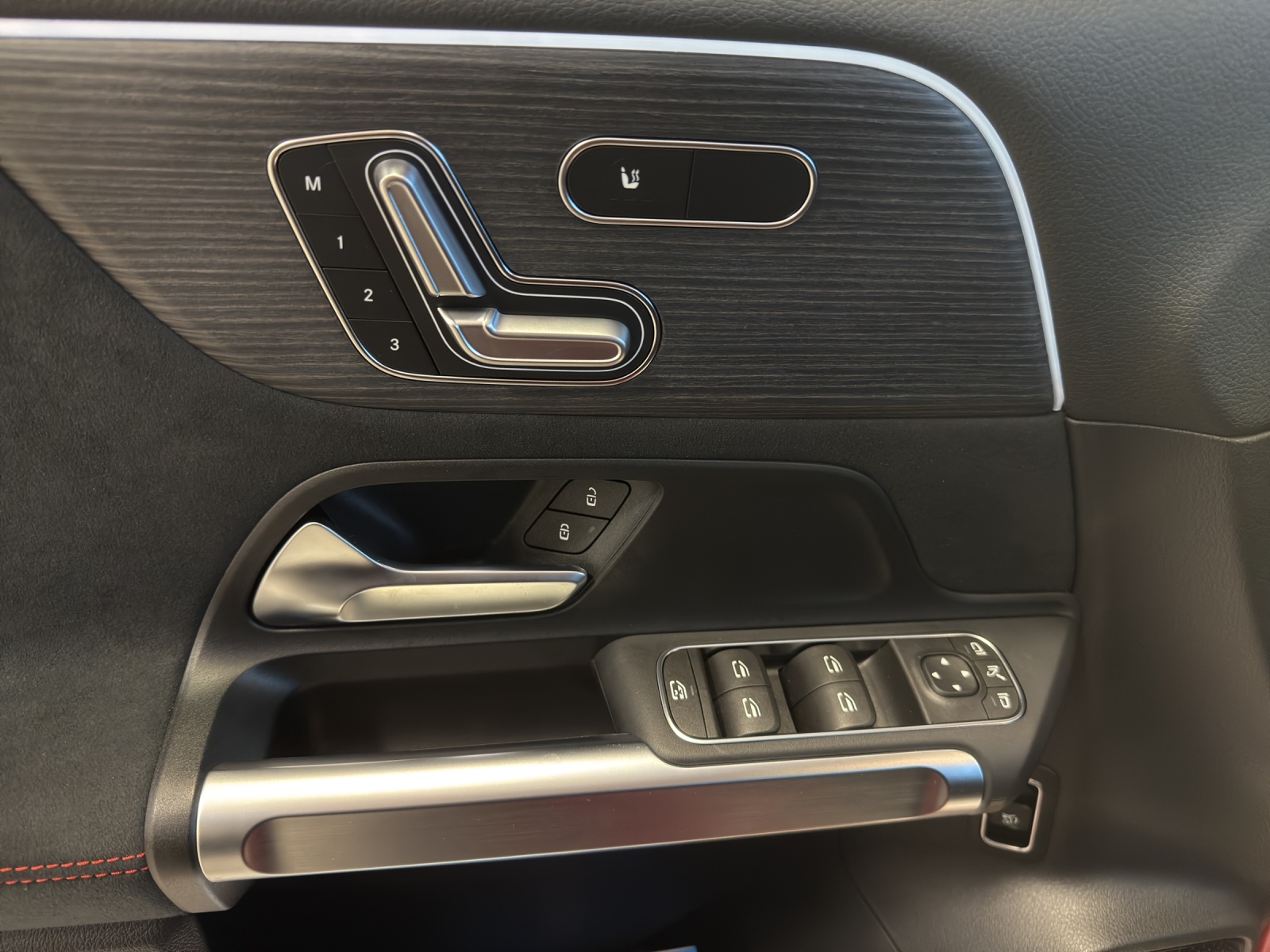 Image MERCEDES-BENZ EQB-350 EQB 350 66,5 kWh 4Matic Swiss Star