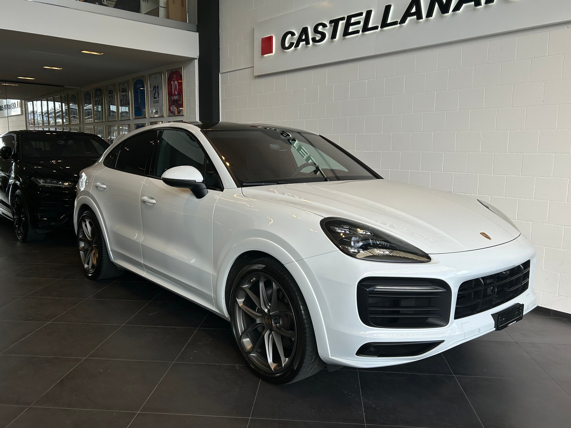 PORSCHE Cayenne Coupé - Light Weight Package with Carbon Roof-showroom-element-1