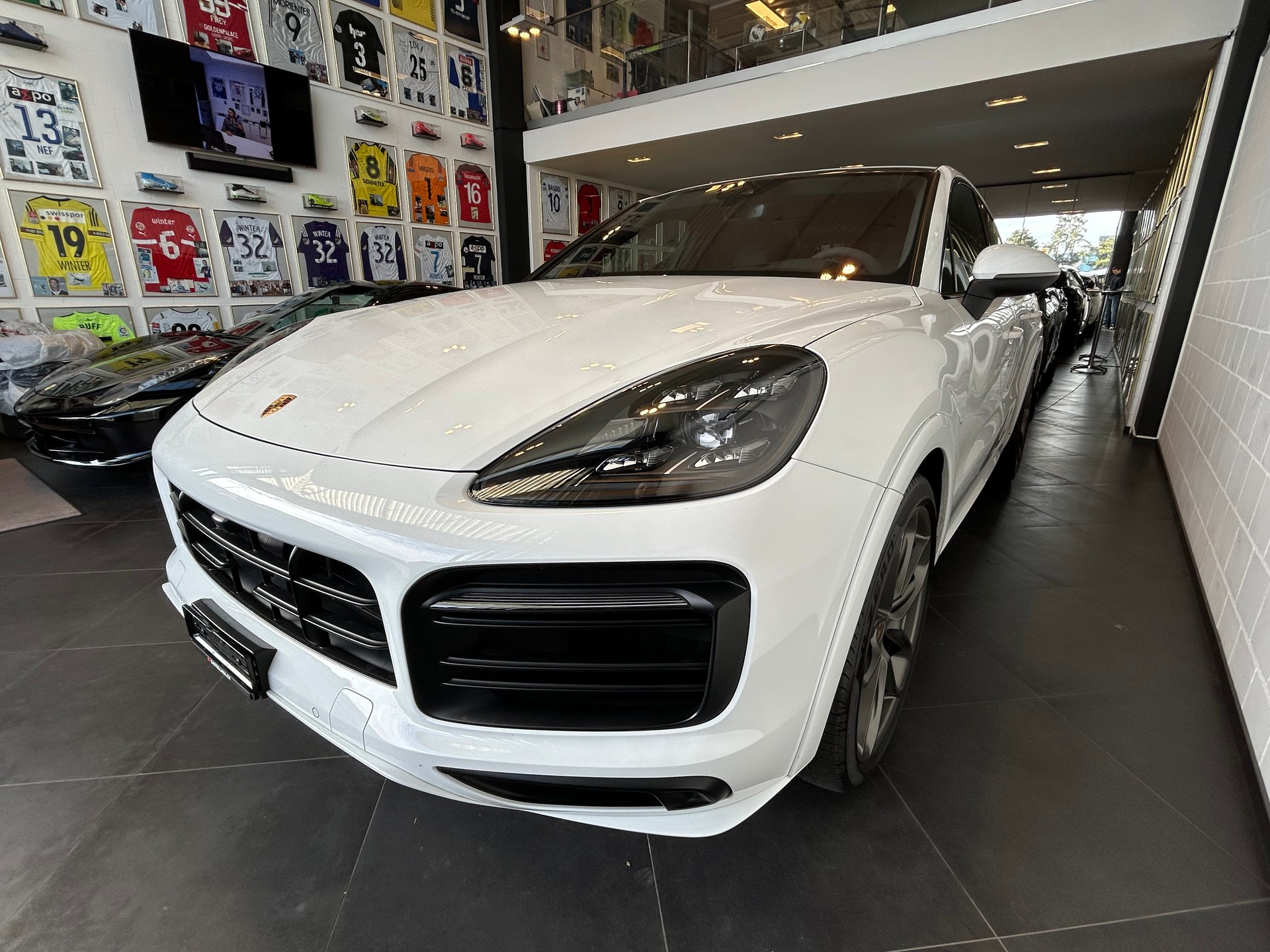 PORSCHE Cayenne Coupé - Light Weight Package with Carbon Roof-showroom-element-3