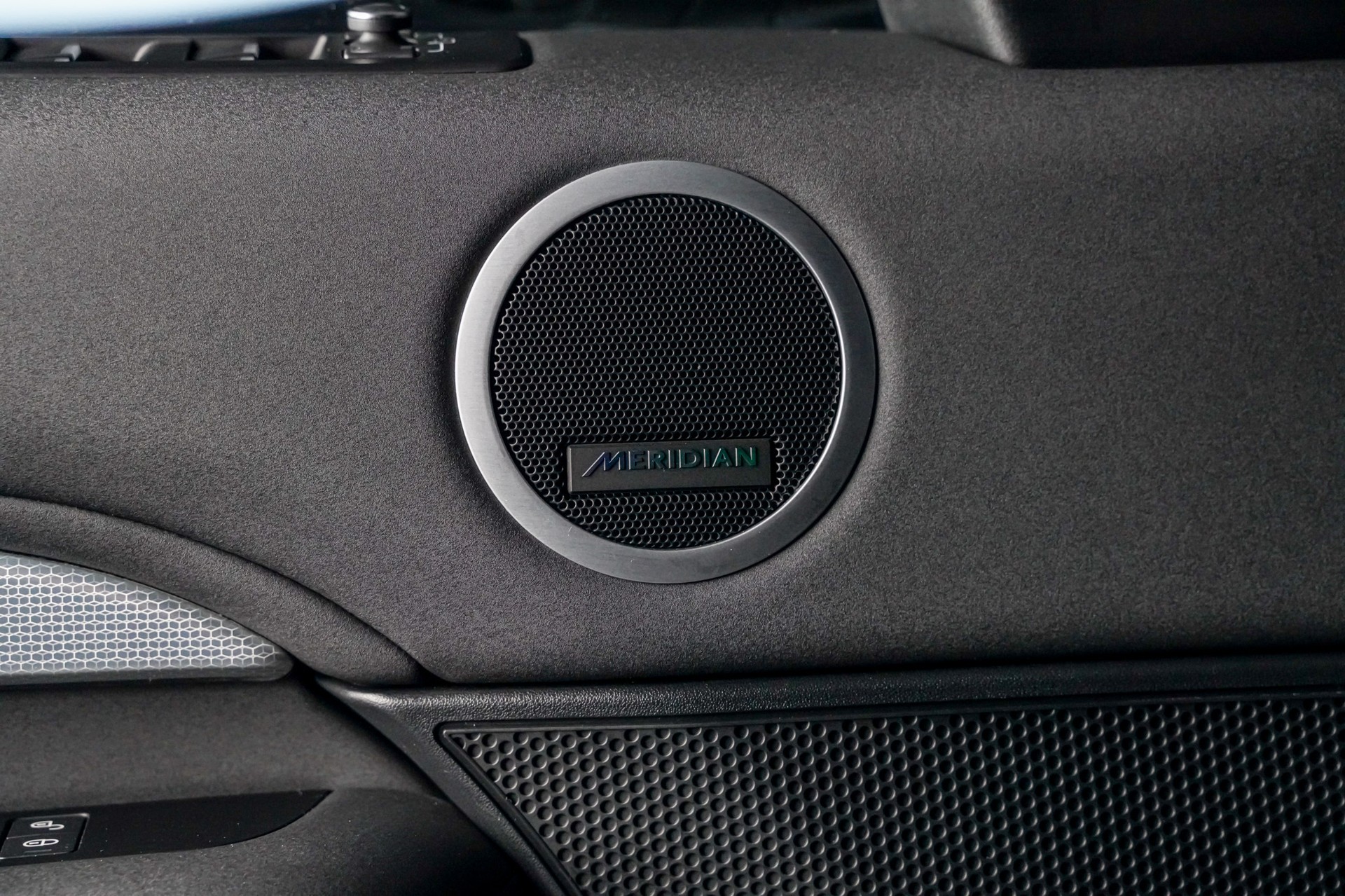 LAND ROVER Discovery 3.0 SDV6 Landmark Edition Automatic-image-12