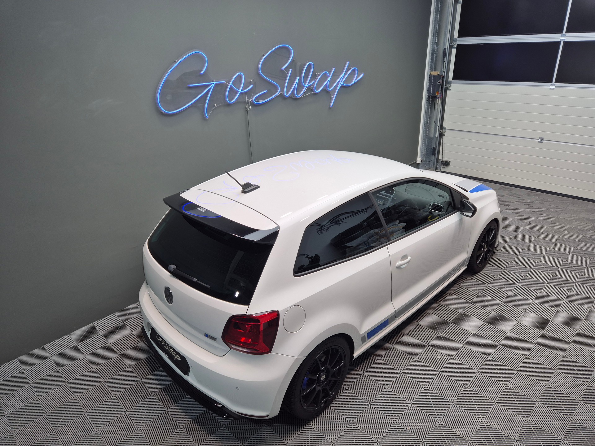 VW Polo 2.0 TSI R WRC-showroom-element-2